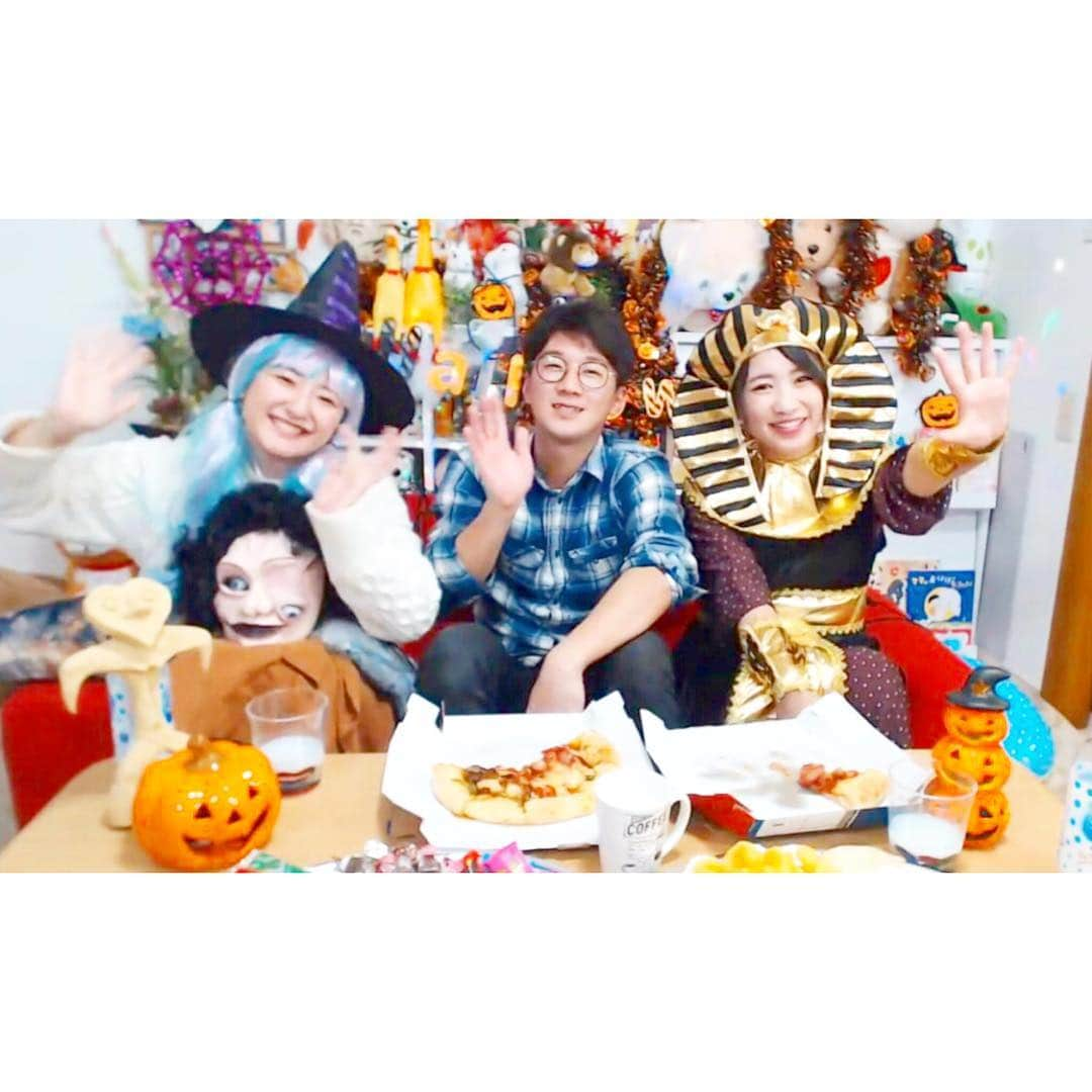 加藤一華さんのインスタグラム写真 - (加藤一華Instagram)「. 遅ればせながらっ、、 振り返り🎃👻😈🍬 . 今年のハロウィンはファラオでした･:*+.\(( °ω° ))/.:+ このなんとも言えない出オチ感･:*+.\(( °ω° ))/.:+ . でもね、すごくこだわって選んだので気に入ってます😎笑 ボンボン学園の仮装運動会では、特殊メイクしすぎて、みんな誰か分かってなかったみたいだけど😨w . 初のいちなるハウスからのYouTube生放送で、よっちがドッキリ登場してくれました！！✨ なると、視聴者さんドッキリでもありました。笑笑 . だまされた？？？ . #ハロウィン #halloween #いちなる #YouTube #ボンボンTV #YouTuber #よっち #fun #me #like #love #halloweencostume  #halloweenparty #仮装 #コスプレ #ファラオ」11月16日 1時27分 - ichika_kato