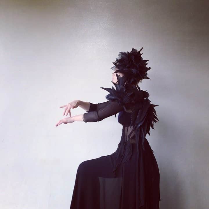 ARAKI SHIROのインスタグラム：「movement test . . team @mihoishii.japan  @akikoakiko1217  @yamadakei  costume by me . . . -PROFILE- ARAKI SHIRO is a Japanese Costume Designer, based in FUKUOKA/JAPAN. アラキシロウはコスチュームデザイナー/衣装デザイナーとして現在、福岡をベースに活動しております。 . . . #ARAKISHIRO#FUKUOKA#衣装#portrait#portraitphotography#photography#costume#costumedesign#fashion#couture#hautecouture#artist#contemporaryart#darkbeauty#model#dancer#contemporarydance#theportraitpr0ject#portraitmood#sombrebeiegs#sombresociety#_bodyart_#model#福岡#ポートレート#作品撮り#コスチューム#アラキシロウ」