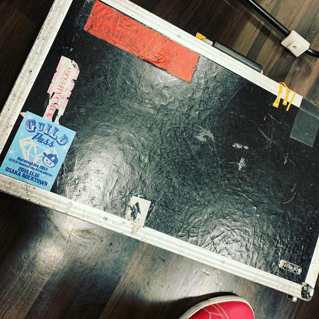 TAKUMA さんのインスタグラム写真 - (TAKUMA Instagram)「パスステッカー、エフェクターボードに貼った💎 #たんさん  #ギルド」11月16日 16時20分 - tan_tan_dayo