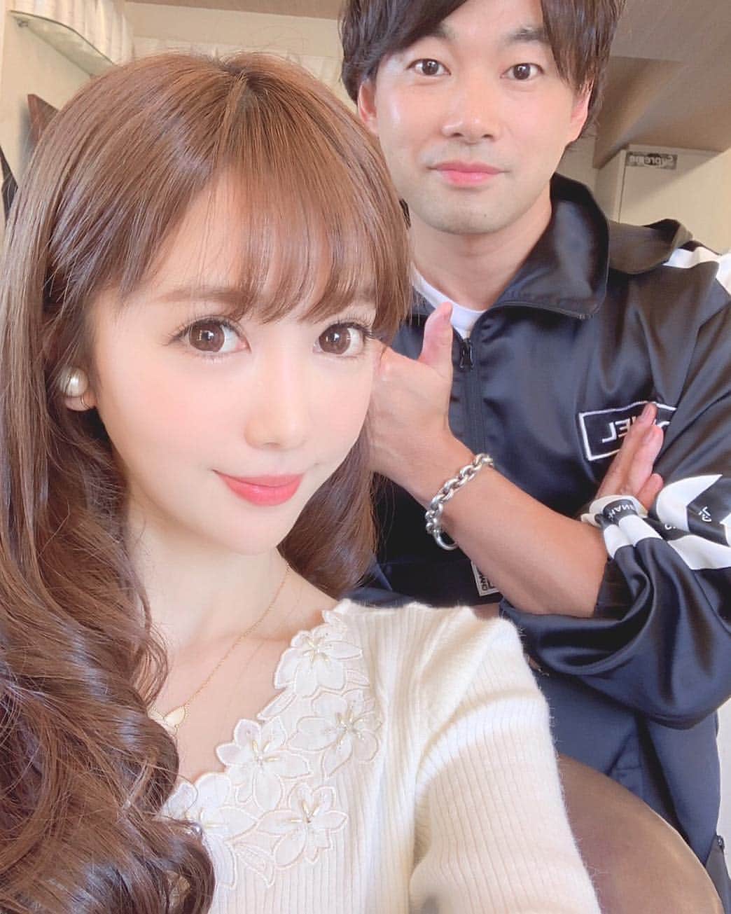 関有美子のインスタグラム：「✨✨✨✨✨ . . #マツコ会議 で 最新の話題のトリートメント #ミネコラ を受けに @rrsalon_  へ行ってきました💕 . . 恵比寿のこのサロンは 沢山の著名人がミネコラに通う 有名サロン😍✨ 予約が取れないサロンです！ 私は✨プラチナミネコラ✨を施術してもらいました💕 . . 通常のミネコラよりも 柔らかく仕上がり 抗酸化力が強いらしくとってもツヤツヤ😍 自分の髪じゃないみたいで 感動間違いなしです💕 . . オーナーが色々髪の相談に乗ってくれるので 安心してミネコラできました。 今までのトリートメントの概念を覆す美容です。 美容マニアの私が心からオススメする 最新美容です✨笑 騙されたと思って受けてみる価値あり！ . . #ミネコラ#ミネコラパーフェクト3#ミネコラトリートメント#アールサロン#rrsalon#恵比寿#艶#艶髪#美髪#芸能人御用達#隠れ家サロン#トリートメント#beauty」