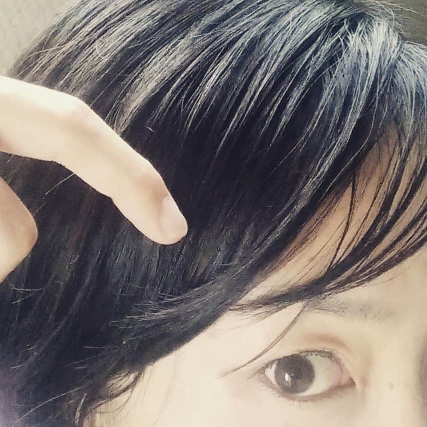 佐藤寛子さんのインスタグラム写真 - (佐藤寛子Instagram)「前髪の長さ微妙でさ。セットしてるうちにオイルでベッタベタになってくんのよね…オイリーな女👩  #オイリー#前髪の長さ#微妙」11月16日 16時16分 - memeco.s
