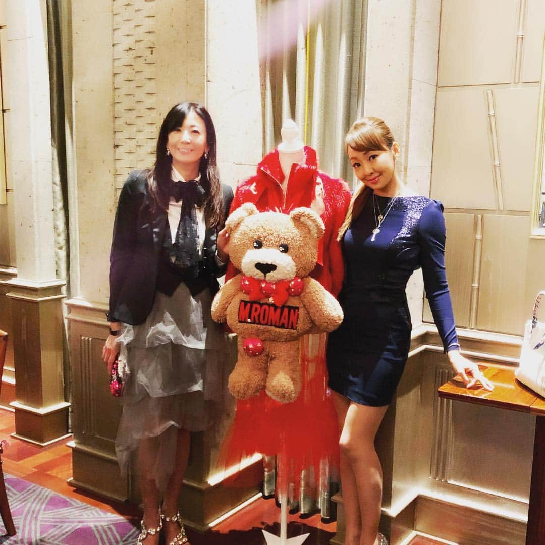 神田うのさんのインスタグラム写真 - (神田うのInstagram)「史恵ちゃん💕とエムロマンのボジョレーヌーボーパーティー🍷 裕子先生💕ともバッタリご一緒しました😊 個性的なファッションと感性を持つエムロマンの大村社長さん💕 私のお遊びファッションアイテム作り🤪にもご協力下さり感謝です🥰 最近作ってないな…また作ろう😙←心の声（笑） ボディーコンシャスなミニドレスはもちろんエムロマンさんで購入させて頂いたエリザベッタフランキーです👗  #エムロマン #mroman #ボジョレーヌーボー #パーティー #beaujolais #beaujolaisnouveau #party #エリザベッタフランキ #elisabettafranchi #中島史恵 ちゃん#山口裕子 先生#神田うの #unokanda#富麗華」11月16日 16時46分 - unokandaofficial