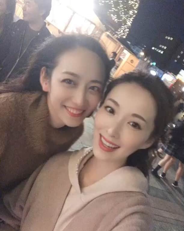 我謝レイラニのインスタグラム：「恵比寿ガーデンプレスでお #デート ❤️ テンション上がって動画で踊ってる私。。笑 ここ最近寒いって言うけど‥言うほど寒く感じない私、、まだまだ上着なくても行ける〜◡̈⃝︎ でも来週から寒くなるらしいから来週から上着必要かな？？まだ家で寝るときキャミの日も。。そのうち風邪引く💧←むしろちょいちょい風邪引いてる〜🤧笑 #珍しくスカート履いて #テンションも上がった #クリスマスシーズン 好きだから #イルミネーション にもテンション上がる⤴︎🎄✨ 表参道とか中目黒のイルミネーションも早く見に行きたい❤️」
