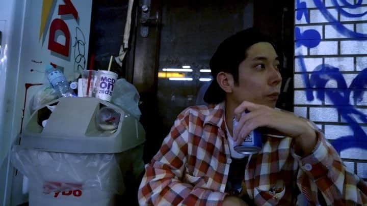 のインスタグラム：「「関口と〇〇の女vol.2」  OPV 30sec ver. Directed by @mariko.nishino  遂に明日から始まります🕺💃 2日間のコント劇‼️ Chill and laugh.  渋谷で楽しみましょう🍺 ご飯もあるよ🍕  まだ、お席ありますのでDMお待ちしてますっ📩 「関口と〇〇の女 vol.2」  日替り二人芝居🕺💃 作・演出 : ジェントル 出演：関口アナム、丹羽咲絵、野元空 ※公演時間は1時間の予定です。  17日 (土) 「友達の彼女の友達の女」  丹羽咲絵 17時の回 19時30分の回  18日 (日) 「未来型ロボットの女」 野元空 (フェアリーズ) 17時の回 19時30分の回  全席自由席  チケット代 3000円＋ワンドリンク  開場は上演の30分前になります。 ＠サラヴァ東京 ※渋谷駅から徒歩5分」