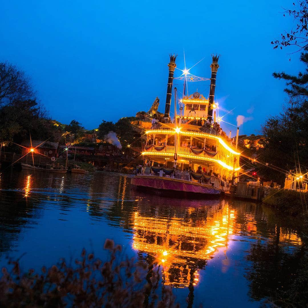 東京ディズニーリゾートさんのインスタグラム写真 - (東京ディズニーリゾートInstagram)「What's your favorite attracion at night? ロマンチックなクルージングができそう♡  #marktwainriverboat #westernland #tokyodisneyland #tokyodisneyresort #magichour #illumination #crossfilter #35thanniversary #蒸気船マークトウェイン号 #ウエスタンランド #東京ディズニーランド #東京ディズニーリゾート #東京ディズニーリゾート35周年 #ライトアップ #クロスフィルター」11月16日 16時48分 - tokyodisneyresort_official