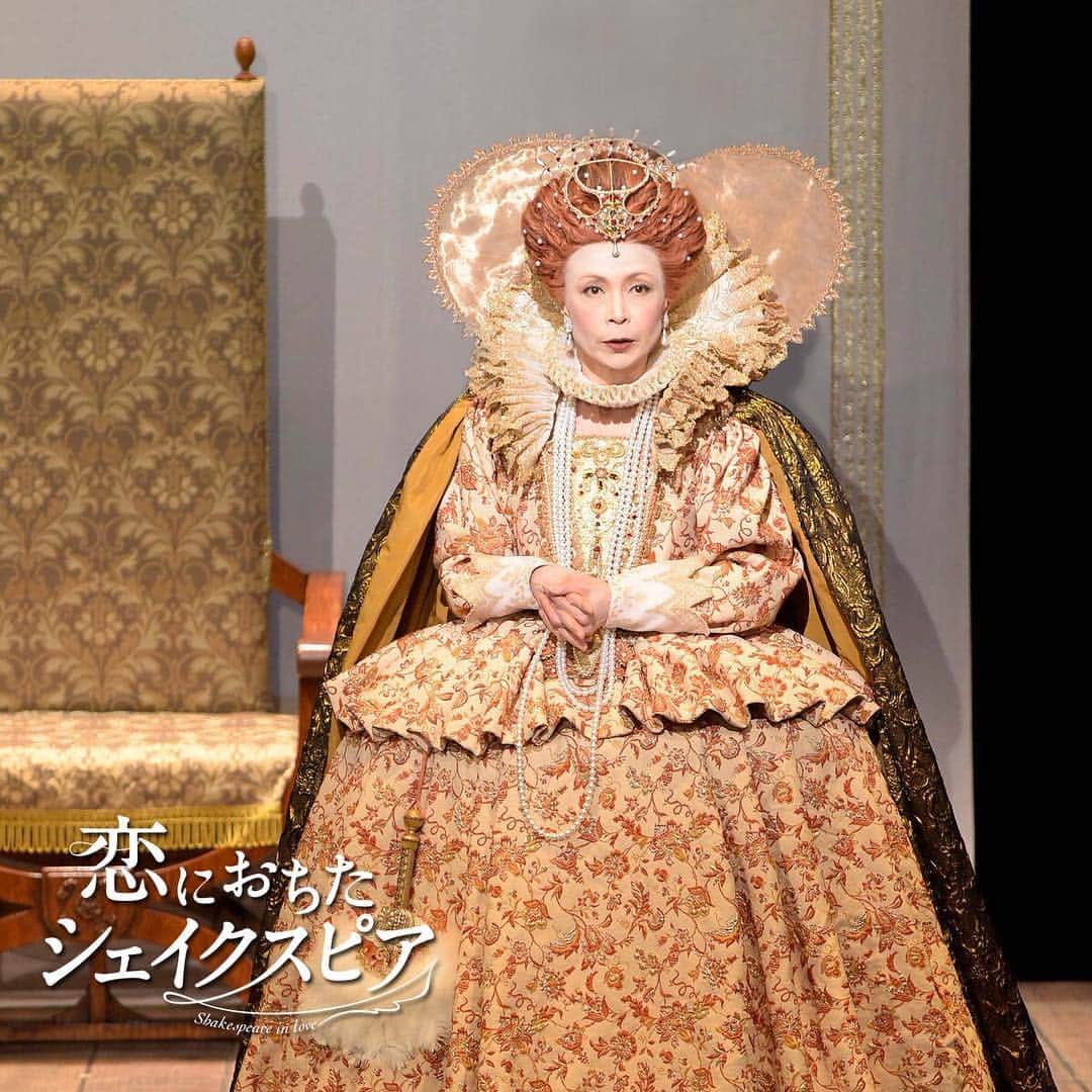 劇団四季さんのインスタグラム写真 - (劇団四季Instagram)「エリザベス女王の衣裳はなんといっても豪華絢爛！ ﻿ エリザベス1世本人の肖像画をそのまま立体化したかのように、精巧にデザインされています。﻿ まるでお皿のような、高さのある襟がついたドレスは、当時のイギリスにおいては主流。同じヨーロッパでも、イタリアはイギリスと真逆で、胸元が開いたデザインが一般的なのだそう。﻿ 国の文化や、時代の流行をあらわす『恋におちたシェイクスピア』のファッション。衣裳そのものにも、一見の価値あり。﻿ ﻿ #恋におちたシェイクスピア﻿ #シェイクスピア #ファッション #ファッションコーデ  #服 #劇団四季 #shiki #shikitheatrecompany﻿」11月16日 16時51分 - gekidanshiki_official