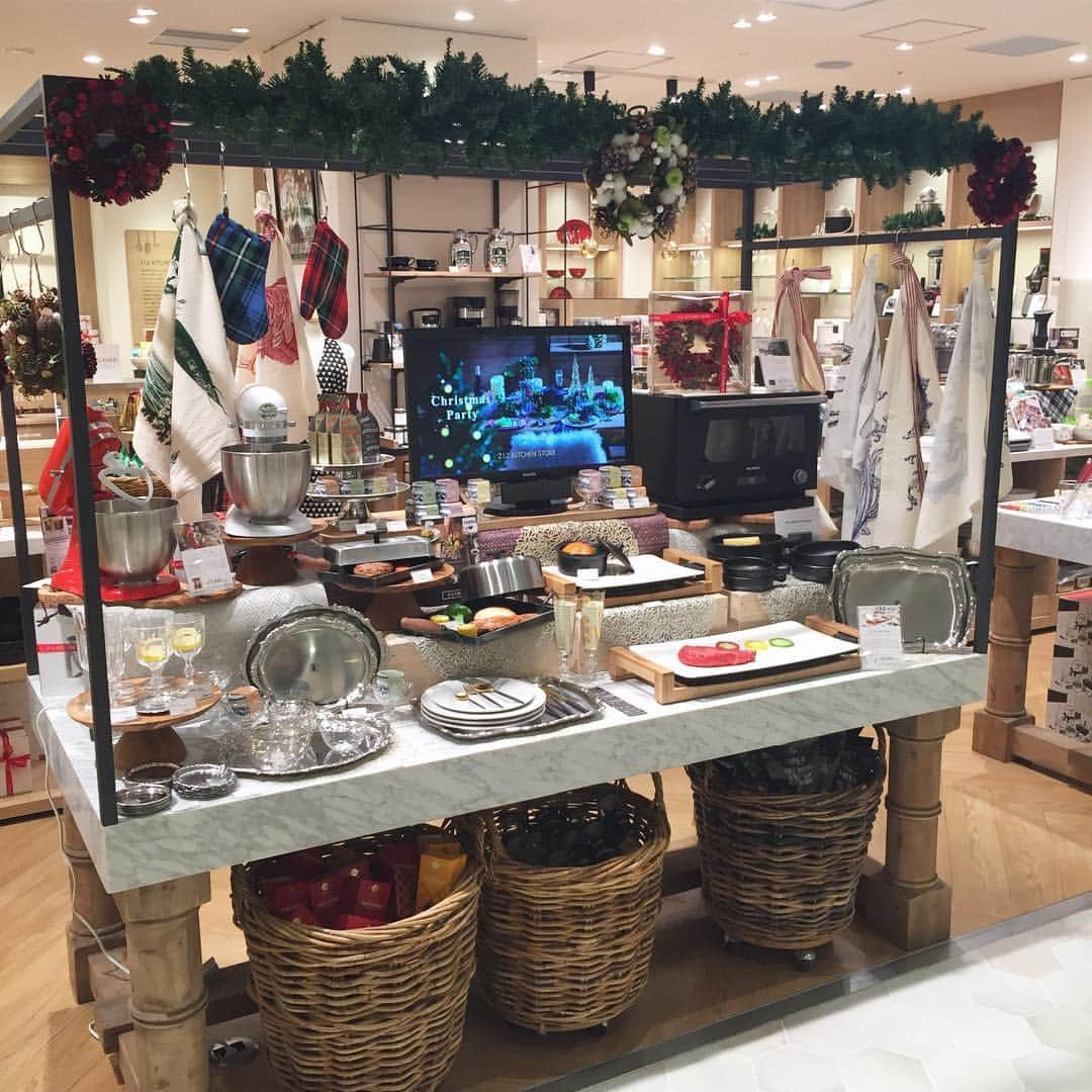 212 KITCHEN STOREさんのインスタグラム写真 - (212 KITCHEN STOREInstagram)「Christmas Party!  日本橋髙島屋S.C店にもクリスマスアイテム入荷しております！  クリスマスマスリースやパーティーシーズンにおすすめのテーブルアイテムなどをご用意しております。  また、食材も豊富に取り揃えております。 （写真はほんの、ほんの一部です） 人気のイタリアン食材やチョコレート、ジャムだけでなく、日本の食材などもございます。 #lacucinetta #casamorimi #lapronta #vivani  #londonboroughofjam 簡単なラッピングは無料ですので、ちょっとしたギフトシーズンのご利用にもおすすめです。  #212kitchenstore #212キッチンストア #トゥーワントゥーキッチンストア #作る #食べる #片付ける  #kitchen #キッチン #キッチン専門店 #日本橋 #髙島屋 #日本橋髙島屋 #NIHONNBASHI #Christmas #xmas #クリスマス #ギフト #プチギフト #お歳暮 #おすすめ #食材 #豊富」11月16日 16時55分 - 212_kitchen_store