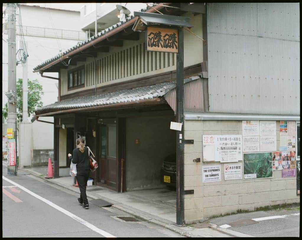 田島貴男さんのインスタグラム写真 - (田島貴男Instagram)「磔磔の卓 #フィルムカメラ  #pentax67ii #fujipro400h  #smctakumar90f28」11月16日 9時47分 - tajimatakao