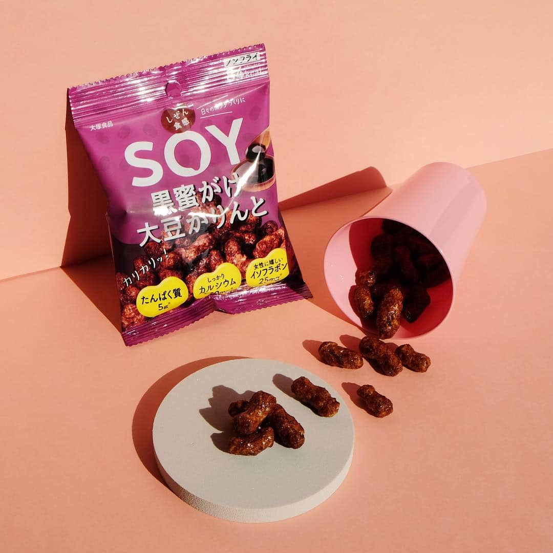 しぜん食感 CHiA(チア) さんのインスタグラム写真 - (しぜん食感 CHiA(チア) Instagram)「しぜん食感 SOYの黒蜜味は、黒蜜コーティングしたカリカリ食感の一口大豆スナック💜 ノンフライだから1袋当たり84kcalと低カロリー😍🌟 ⠀ しぜん食感CHiA・SOY #SOY #ソイ #大豆スナック #大豆 #プロテイン #タンパク質 #カルシウム #イソフラボン #CHiA #チアシード #chiaseeds #チアシードビスケット #superfood #スーパーフード #食物繊維 #オメガ3 #働き女子 #おやつdeキレイマネージメント #しぜん食感  #黒蜜  #黒蜜味」11月16日 10時01分 - shizenshokkan