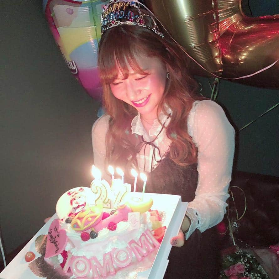 河西智美さんのインスタグラム写真 - (河西智美Instagram)「大好きな人達に囲まれながら 27歳になりました❤️ . . #mybirthday#🎂」11月16日 10時12分 - chiyu3u