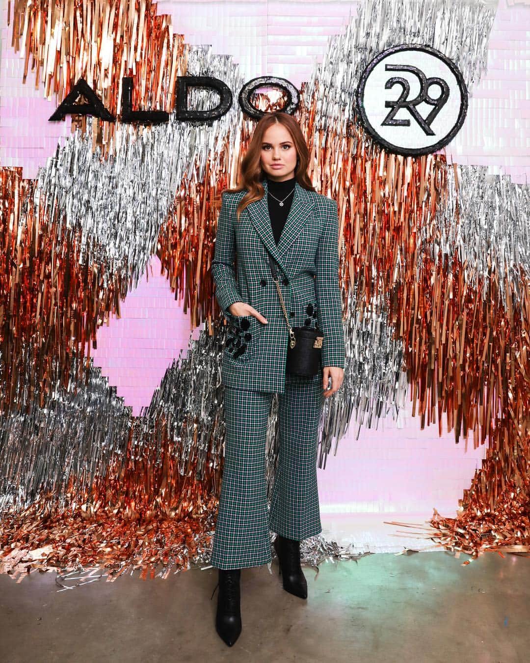 のインスタグラム：「ringing in the first snow of the season c/o a tinsel-dripped dinner with the #aldocrew and @refinery29 ✨🌂❄️ these is snow bottoms, these is @aldo_shoes」