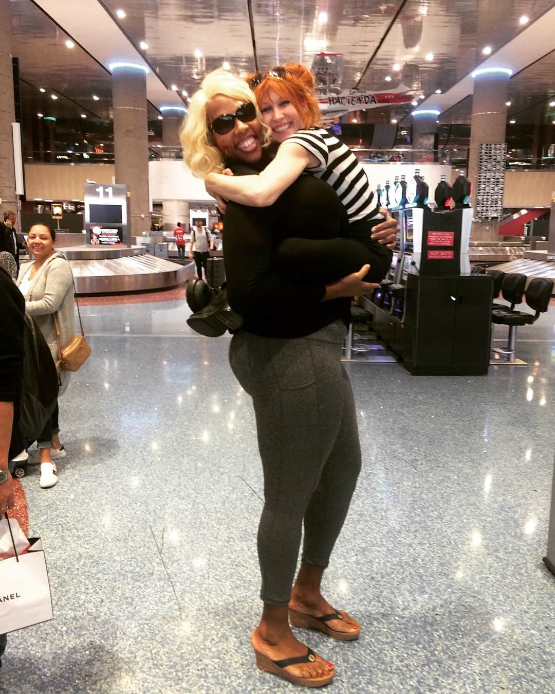 ボニー・モーガンのインスタグラム：「A joyous reunion with the ever fabulous Amazon Ashley at McCarran Airport @lasairport @theofficialamazonashley #adventuresofbendybonnie #vegasbabyvegas #vegas #amazonashley #shenanigans #shessotall #clowningaround #thisisgonnabegood #acrobrat #bendybonnie」