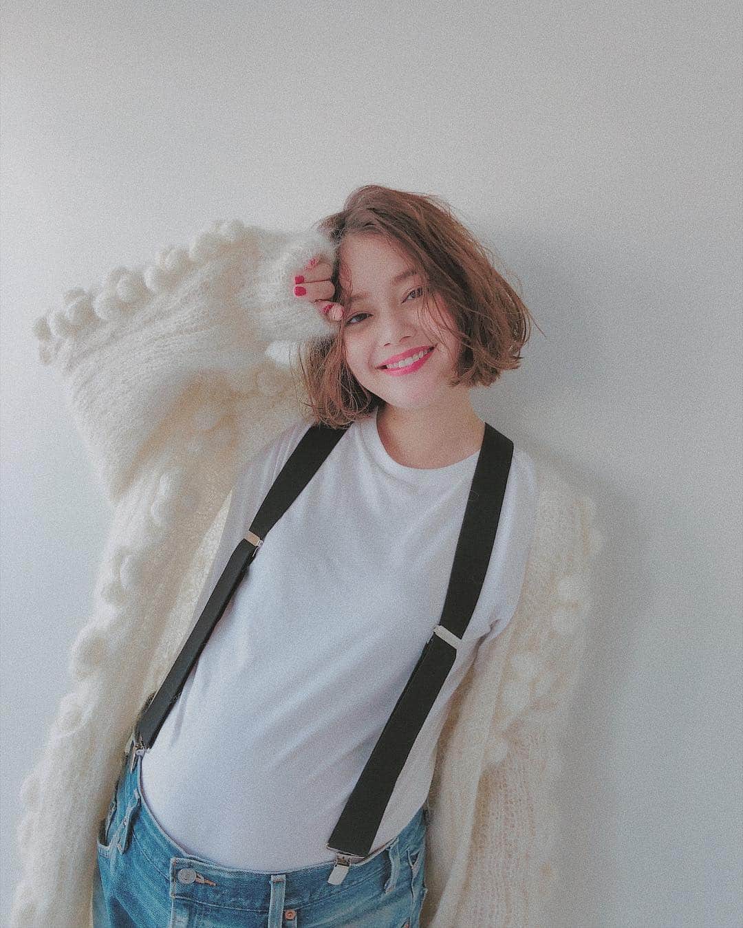 岸本セシルのインスタグラム：「妊婦最後の撮影してきましたー😝  悪阻が酷かったりで しばらくお休みしていたので とーってもお久しぶりの 撮影で前日からドキドキしてた笑💓 ポージングできるか、 表情つくれるか…不安で🤣  でも相変わらず @moremagjp  の現場は温かくとっても リラックスしながら撮影できて 嬉しかったな🌼  大好きなスタッフさんみんなにも 会えたし☺️良き時間💕  ヘアメイクは @yuka_noguchi_hairmake 😉 可愛くしてもらって上がった😝✨ スタイリングは #石上美津江 さん この妊婦コーデ可愛い❤️ お気に入りで 真似するー‼︎って決めた‼︎ 古着のデカめデニムに サスペンダー😍 もこもこ羽織ってスニーカー 可愛いねー😌  結婚生活や、妊娠してからの今の心境色々語っております！笑🤰🏻✨ MORE二月号ですよ！ 是非みてね🐻  #ルー妊婦コーデ #美津江さんバージョン #久しぶりの撮影はドキドキドギマギ #みんなあたたかくて良い現場 #撮影後SHIMAに直行 #またしばらくお休みなので思い切ったヘアにしたのだよ #今日の夜にはUPするね☺️ #もあもあはっぴー」