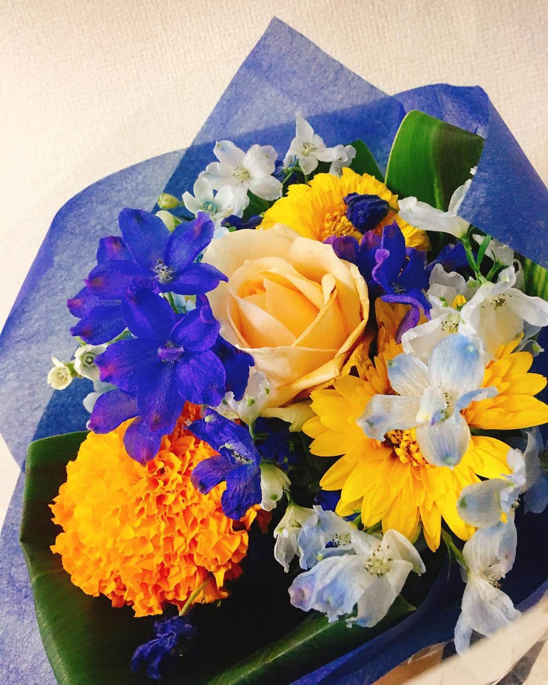 河瀬杏美さんのインスタグラム写真 - (河瀬杏美Instagram)「みんな私の印象って青色が強いのかな…？ グランプリ記念の簪の色も水色だしな🤔 素敵なお花、たくさん。本当にありがとう！！！しあわせ🤤 * #シーズンエンド #卒業 #花束 #ありがとう #大好き #☺️💓」11月16日 12時15分 - ami_27salad