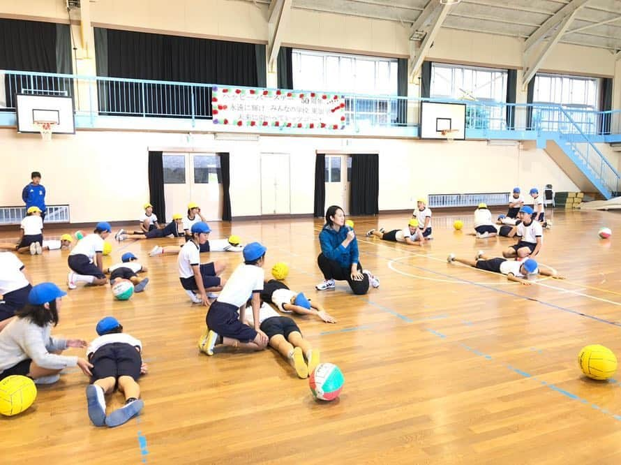 大山加奈さんのインスタグラム写真 - (大山加奈Instagram)「. . 本日は足立区立東加平小学校へ‼︎ . . なんと母の母校でした‼︎ そして母は第1期生だったそうです。 校長先生から聞くまで 知りませんでした笑。 . . 全校児童を対象とした 講演で、こんなに落ち着いて 1年生から6年生までがお話聞けるの 素晴らしすぎる‼︎と 話しながら感動でした。。。 . . 6年生のみんなとは バレーボールの実技の授業も。 みんなとっても上手で とっても楽しそうに バレーボールをしてくれました‼︎ . . 名門チームの上野エンジェルスの 監督さんが校長先生をされてて 空き時間の現状のバレー界についての お話もとてもためになり、 充実した時間となりました。 . . 東加平小学校のみなさま ありがとうございました‼︎ . .」11月16日 13時22分 - kanaoyama0619