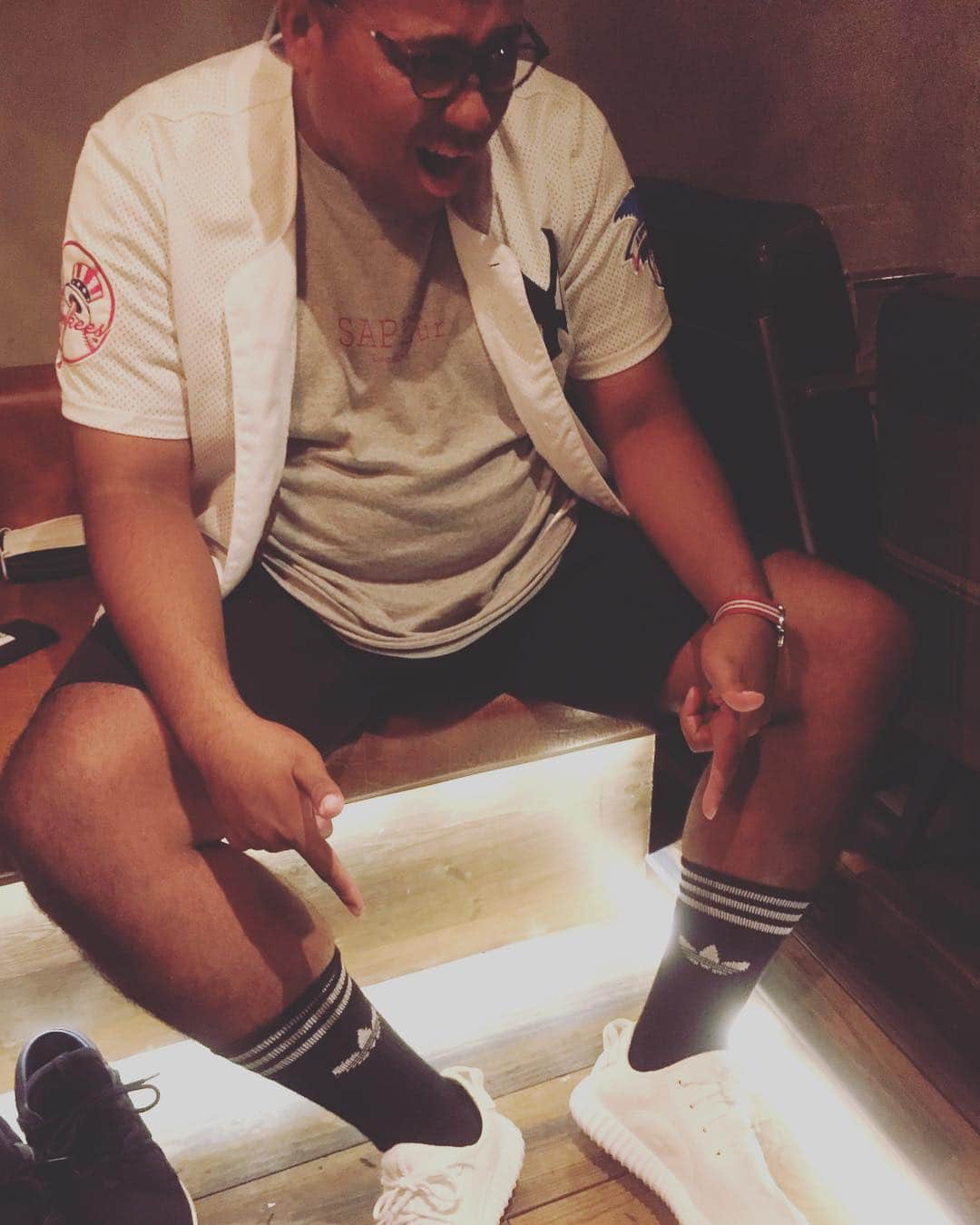 アントニーのインスタグラム：「昨日アメトーク スニーカー芸人観てくれた方々 ありがとうございます！ プレゼンから3年 実現出来て良かった*\(^o^)/* 収録3時間以上いき こぼれ話沢山あるので 第2弾是非！  #スニーカー芸人 #converse  #puma  #adidas  #vans  #nike  #reebok」