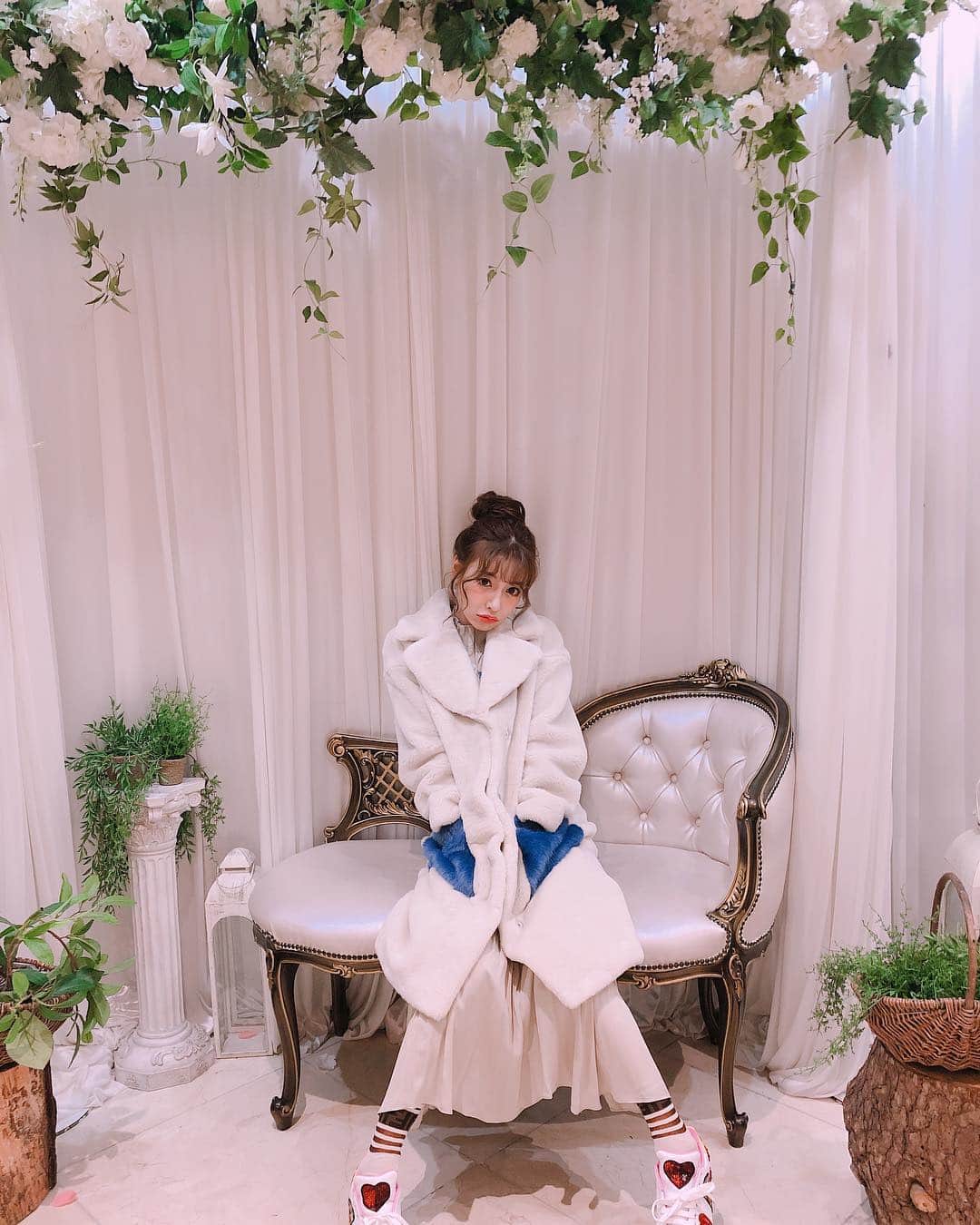 明日花キララのインスタグラム：「二週間前にお仕事で韓国に行ったけど寒くてもうコートが手放せなかったよー😖❄️ 歩きやすい楽チンコーデ👶🏽🇰🇷 . 韓国はご飯屋さんが夜中まで開いてて嬉しい❣️❣️ ついスタッフさんと朝まで食べすぎちゃいました！！🍻 柔らかいチーズたっぷりケランマリと安定カンジャンケジャン🦀❤︎ すき . 계란말이 엄청부드럽게하고 치즈고 많이넣으면 진짜맛있어🤤😋🤤 간장게장 맛있어서 이번애는 20마리나먹었어요~❤︎🦀🤭💦💦」