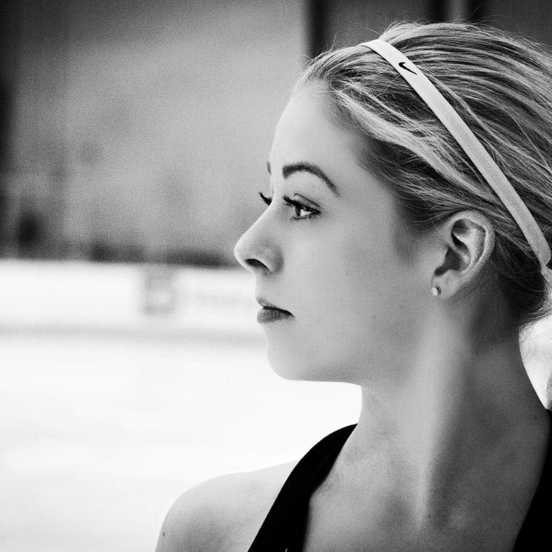 ジョン・コフリンのインスタグラム：「So happy to watch @graciegold95 take another step in her journey. She inspires so many people every day, myself included. She’s a Philly girl now, and I know she’s a fan of the @sixers mantra, #trusttheprocess “I know the outcome I desire. I hold fast to my dreams. I stay the course, I do not quit. I persist without exception.”」