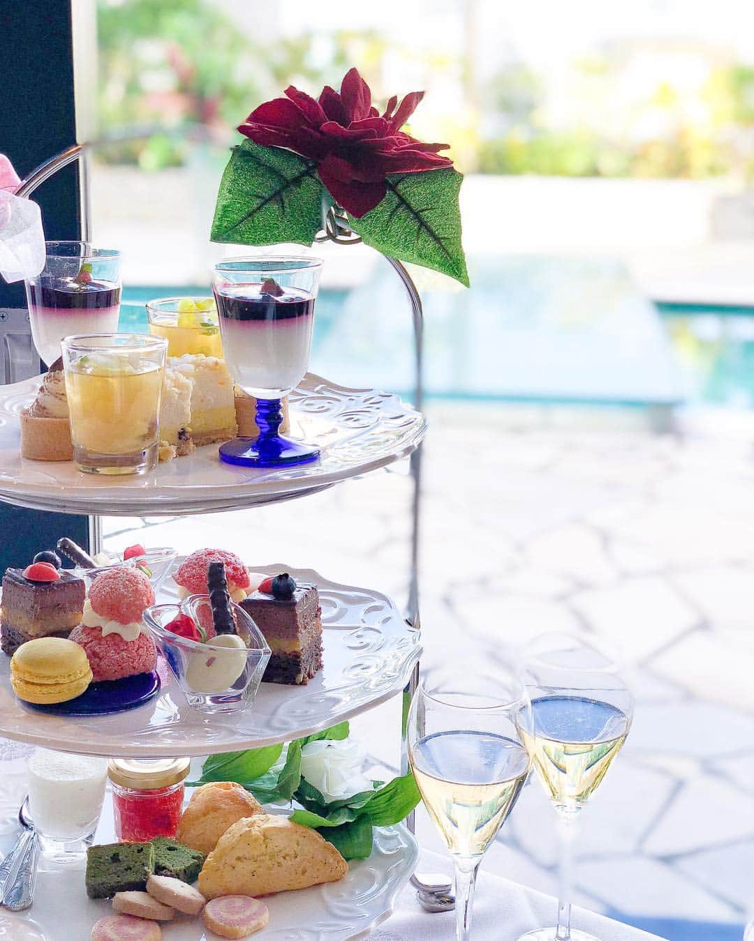 関有美子のインスタグラム：「🥂🥂🥂🥂🥂 . . レギャン東京でアフタヌーンティー🌸 昼シャン💕 . . 綺麗なプールがある カフェで優雅な時間💕 . . ハーブティーも飲み放題の アフタヌーンティーです😊 #バタフライピー の色が変わるお茶がお気に入り💕 . . . #渋谷カフェ#レギャン東京#afternoontea#東京カフェ巡り#cafe」