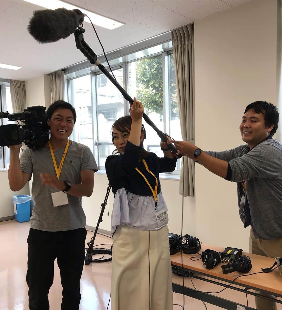 戸部洋子のインスタグラム：「小学校にアナウンサーが授業をしにいく“あなせん”😊 フジテレビが13年前から取り組んでいるCSR社会貢献活動✨今今回住友生命さんのスミセイアフタースクールプロジェクトとのコラボで、放課後の小学校の学童にお邪魔してきました😊  カメラマンさん、VEさん、音声さんとアナウンサーでテレビ局のお仕事をみんなに体験してもらいましたよー✌️ みんな興味津々でカメラ📹を担いだり、音声さんのマイク🎙で音を拾ったり！  テレビのお仕事の楽しさが少しでも伝わってたら嬉しいなー😆  私も普段なかなか持つことのないマイクに興奮しますた🤩 #csr#あなせん#フジテレビ#住友生命#スミセイアフタースクール#ママアナ#働くママ#アナウンサー」
