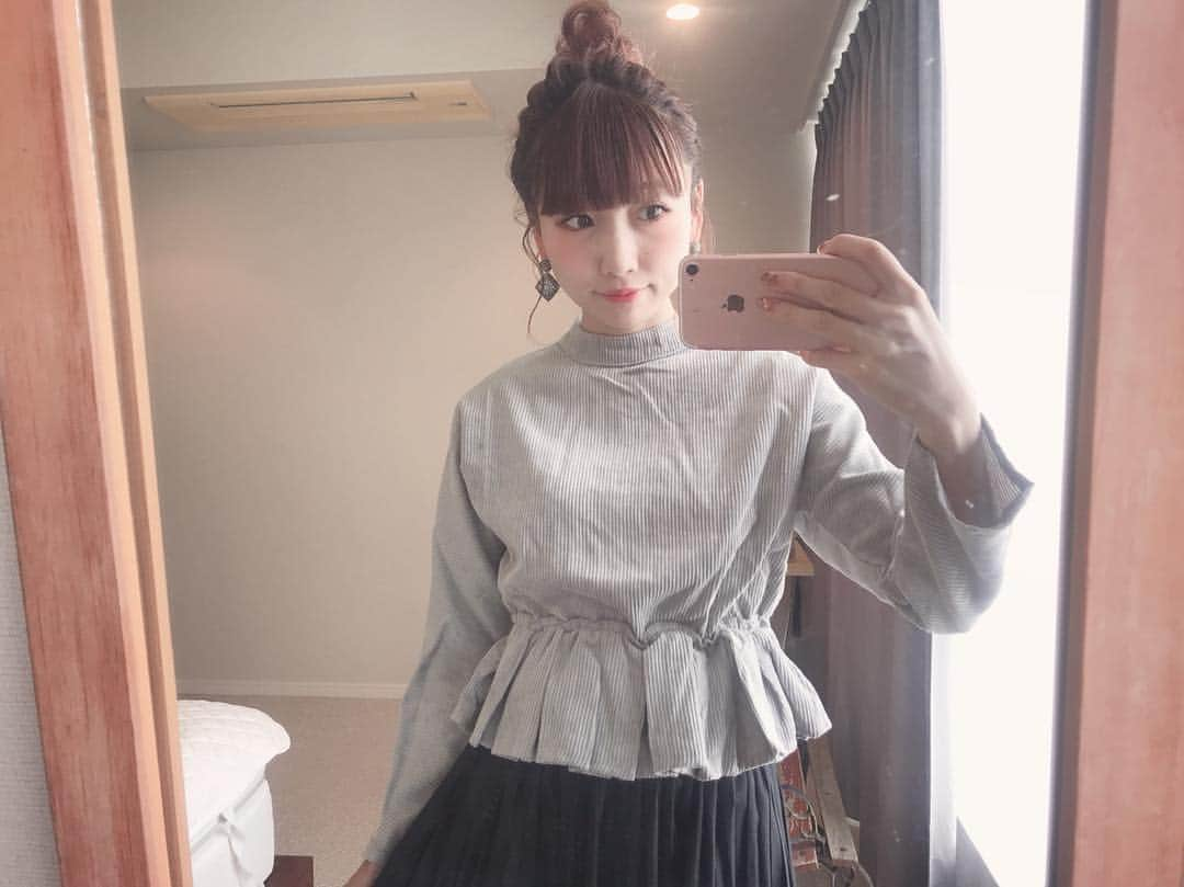 桃さんのインスタグラム写真 - (桃Instagram)「日々の服装、ちょいちょいブログにアップしてます✍️（トップから飛んでね） 今日のペプラムトップスはものすごいよ。元々2000円台で破格なのに、40%OFFクーポンの対象だったからなんと1000円台🙌🏻プチプラお洋服のありがたさよ〜🙏🏻✨ #今日の服装 #fifth #fifthtl #プチプラ @fifth_store」11月16日 15時00分 - momo.official