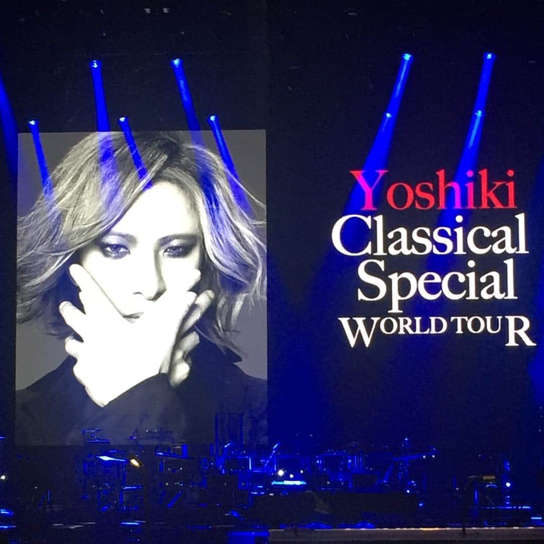 新山千春さんのインスタグラム写真 - (新山千春Instagram)「YOSHIKI CLASSICAL 2018  紫に染まった夜 。  この方のLIVEをみさせていただいてから、わたし 人生観が変わりました🌹 LIVEをみさせていただいて、 もう何度目になるだろーー。。 #YOSHIKIさん🌹 . 1曲１曲に人生をかけて 魂をこめて pianoを奏でられてる姿が 神々しくて、 何度みさせていただいても、 心揺さぶられて 感動します🌹 . まさに芸術 🎹🎶です！ .  小学生の頃、TEARSを聞いて グッと心を掴まれて🌹、、 ずっといつか、いつの日か、、、 お会いしてみたいなぁ～😌と 思って夢描いていた方は、 .コンサートでの感動の他にも .終演後でとてもお疲れなはずなのに、 こんな私にも とてつもなく 寛大なheartで ゆったりとした時間の中で 丁寧に 接して下さる姿勢に またまた感動を くださったのでした。 LA話も。。🌹 .  華やさはもちろん！それとは正反対にある 曲作りにおいての孤独さとも 戦い続ける日々なんだろうなぁって 想像するだけでも、、、 １曲を聞かせていただける 重みがすごいです🌹 何度も涙でYOSHIKIさんに ピントが あわなくなりました。🌹 . 人として、生きる姿勢。 人と接する時の丁寧さ。 心の余裕は 人としての優しさとか、 品やさか、 柔らかさに繋がるんだなぁって。。。 . 佇まいまでもが 美しかったです🌹 .学ばさせていただく事が たくさんあります🌹 . これぞスーパースターですね🌹 まさにmiracleな時間でした(*˘︶˘*).｡.:*♡ . #superstar 🌹 #日本の誇り 🌹 @yoshikiofficial 🌹  #心に栄養 をいただきました #頑張ろー！頑張れる _____________________________________________________🌹  #shooting 🎬  #♥️ #LA好き 💖 #hairstyle #California  #denimcoordinate #makeup #model  #mamastyle #Instagood #hairarrange #fashion  #outfit #casualstyle  #outfitstyle #촬영 #粉我 #나를 따르라  #fashionistas #dailylook #coodinate #いいね 💘#フォロー ありがとうございます🌹#新山千春 #インスタ初心者 🌹 _____________________________________________________🌹」11月16日 15時12分 - chiharuuu_0114