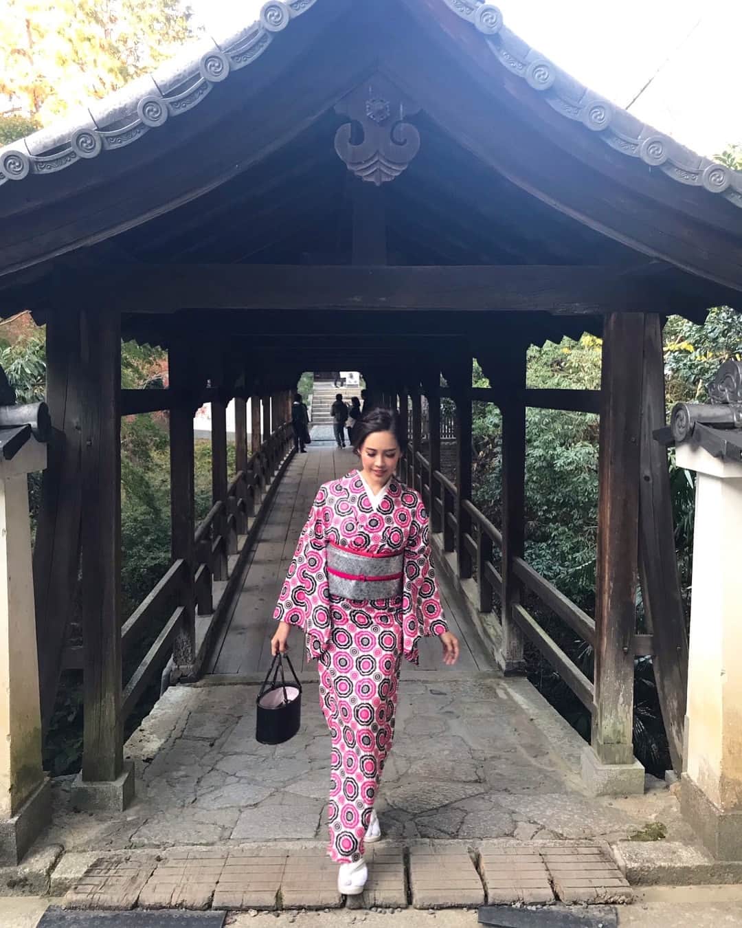 酒井麻里（Juri）さんのインスタグラム写真 - (酒井麻里（Juri）Instagram)「swipe→→→ 着物で京都旅😌⛩ このお着物は #YOSHIKIMONO . ビビットなピンクにレトロな柄が凄く可愛くて、見た瞬間ひとめぼれ。とってもとーっても素敵なお着物着れて幸せなひと時でした、、🍁 ヘアメイクは、いつもお世話になってるあきさんに可愛くしてもらったよ😍💕 👘 @shosa_kyoto_official 💄 @aki_beautymagic  本当にありがとうございました❤️ * * * #cjjuri #jurixoxoxo #kyoto #京都 #japanesegirl #着物 #makeup」11月16日 15時07分 - jurixoxoxo