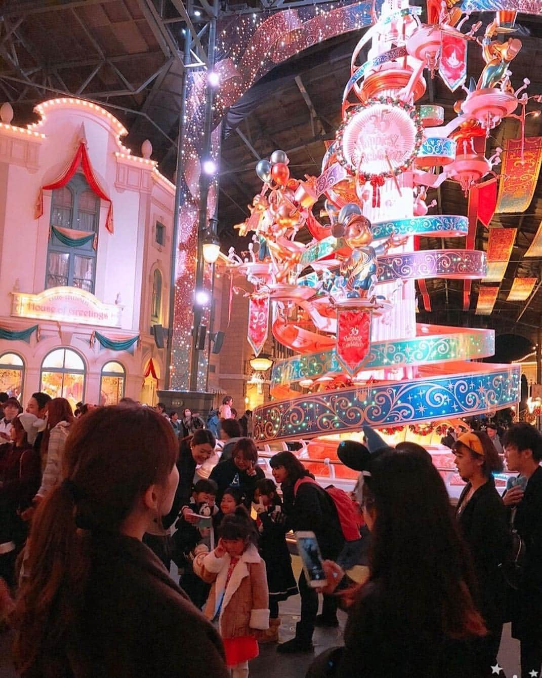 赤谷奈緒子のインスタグラム：「Disneyland💕 誕生日プレゼントに、皆に有難いことにチケット頂いたので…💕 何年ぶりかのdisneyland行った時に☺️💕 もう寒くなって来てましたが、 久しぶりのランドは、とってもとっても楽しかった💕 ありがとう♡ . #夢の国 #disneyland #thankyou #디즈니랜드 #🎂」