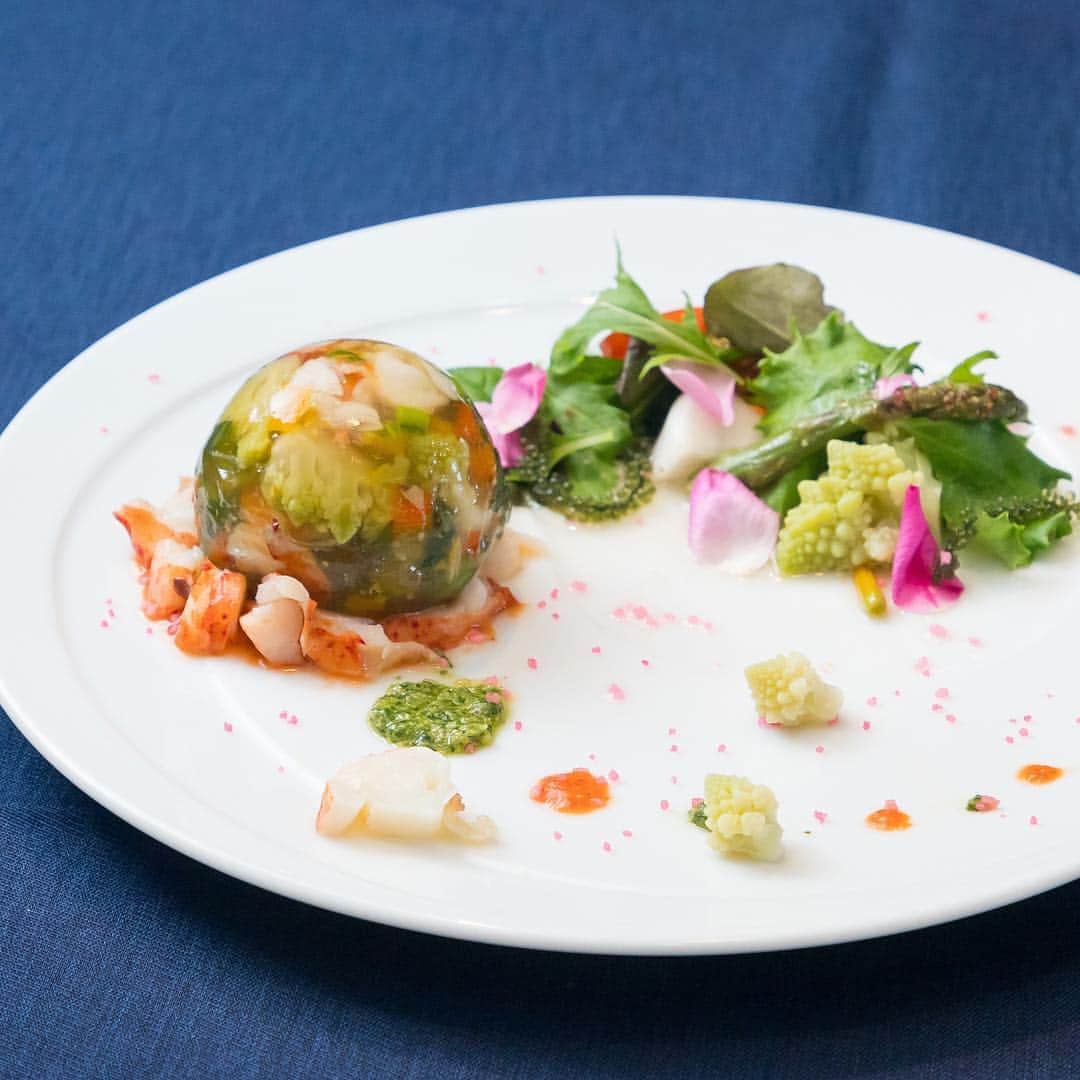 【公式】ルネッサンスリゾートオキナワのインスタグラム：「第2回料理コンペティション  優勝作品「春のla flaque～訪れをとじこめて～」 シェフ：新崎世理菜  #料理コンテスト #ルネッサンスリゾートオキナワ #renaissanceokinawaresort」