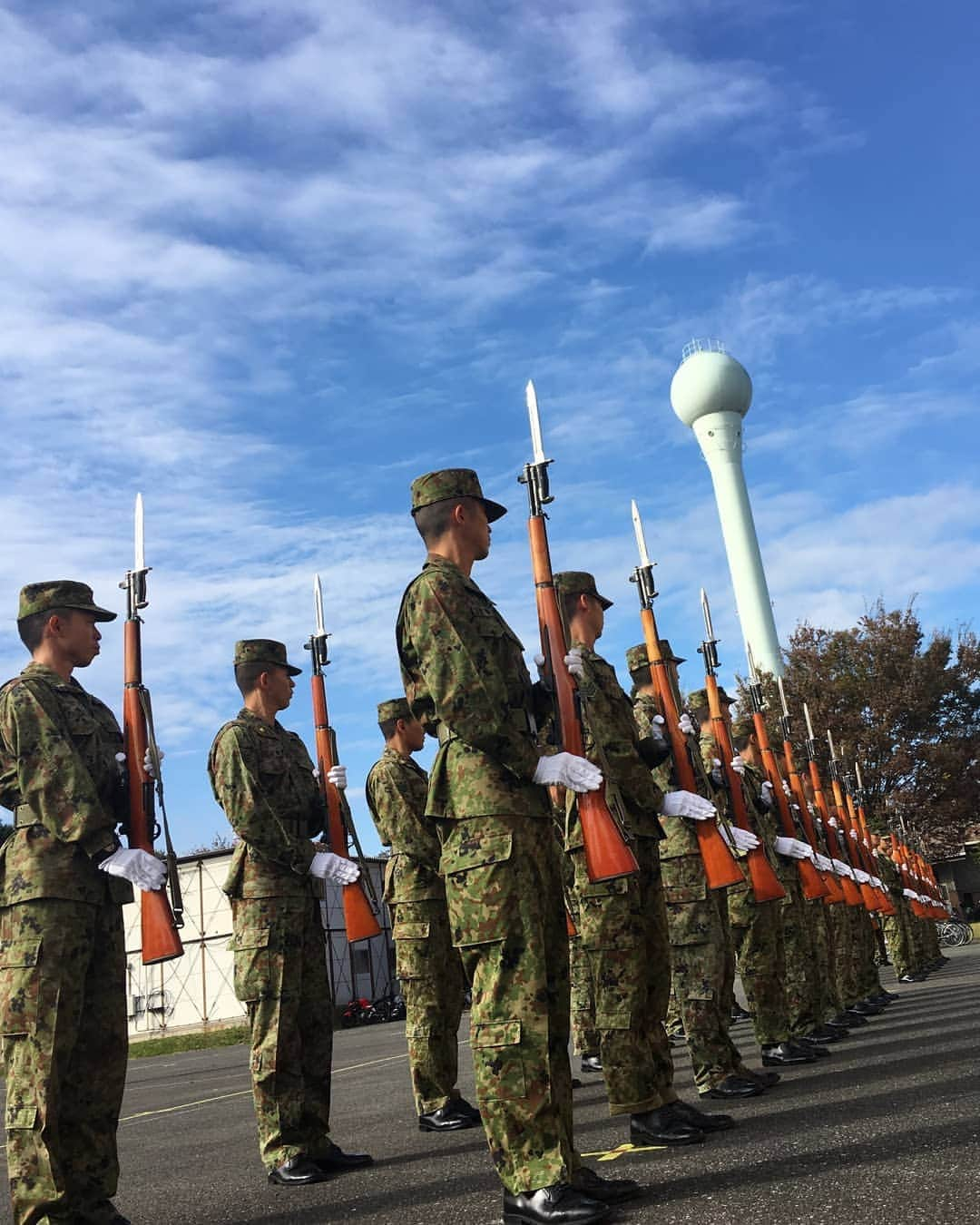 陸上自衛隊さんのインスタグラム写真 - (陸上自衛隊Instagram)「【イベント情報】 平成３０年度 #自衛隊音楽まつり が、いよいよ１１月２１日から２３日までの間で開催されます。 出演部隊は現在、最終的な仕上げのため、朝霞駐屯地において合同訓練に入りました。 写真は、#陸上自衛隊 第３０２保安警務中隊が #秋空 の下、個別に #訓練 をしている様子を撮影したものです。 開催まで残すところ１週間を切りました。出演部隊一同、#公演 をご覧いただく方々に最高の #演奏 ・ #演技 をお見せできるよう最後まで練成に励みます。 #イベント情報 #音楽会 #音楽イベント #給水塔 #JGSDF」11月16日 17時35分 - jgsdf_pr