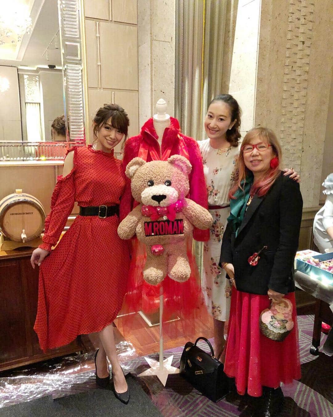 金山睦さんのインスタグラム写真 - (金山睦Instagram)「昨日は、麻布十番にあるインポートセレクトショップ @mroman_azabu のボジョレーヌーボー解禁パーティー にご招待していただきました🍷🍾🎉 @hanairumi は、小さい頃からここのお店に行ってるから、前でスピーチしてました👏さすが、私のるーちゃんお上手でした🥰←笑 私は鼻が高かったです👃  自分の世界観を大切にした素敵なセンスの方々が沢山お呼ばれしていて、自分にとって色んな意味でいい刺激になりました☺️✨ #mroman #エムロマン #インポートセレクト #beaujolais #beaujolaisnouveau #wine #ボジョレーヌーボー #ボジョレーヌーボー解禁 #party #パーティー」11月16日 18時15分 - kanayama_chika