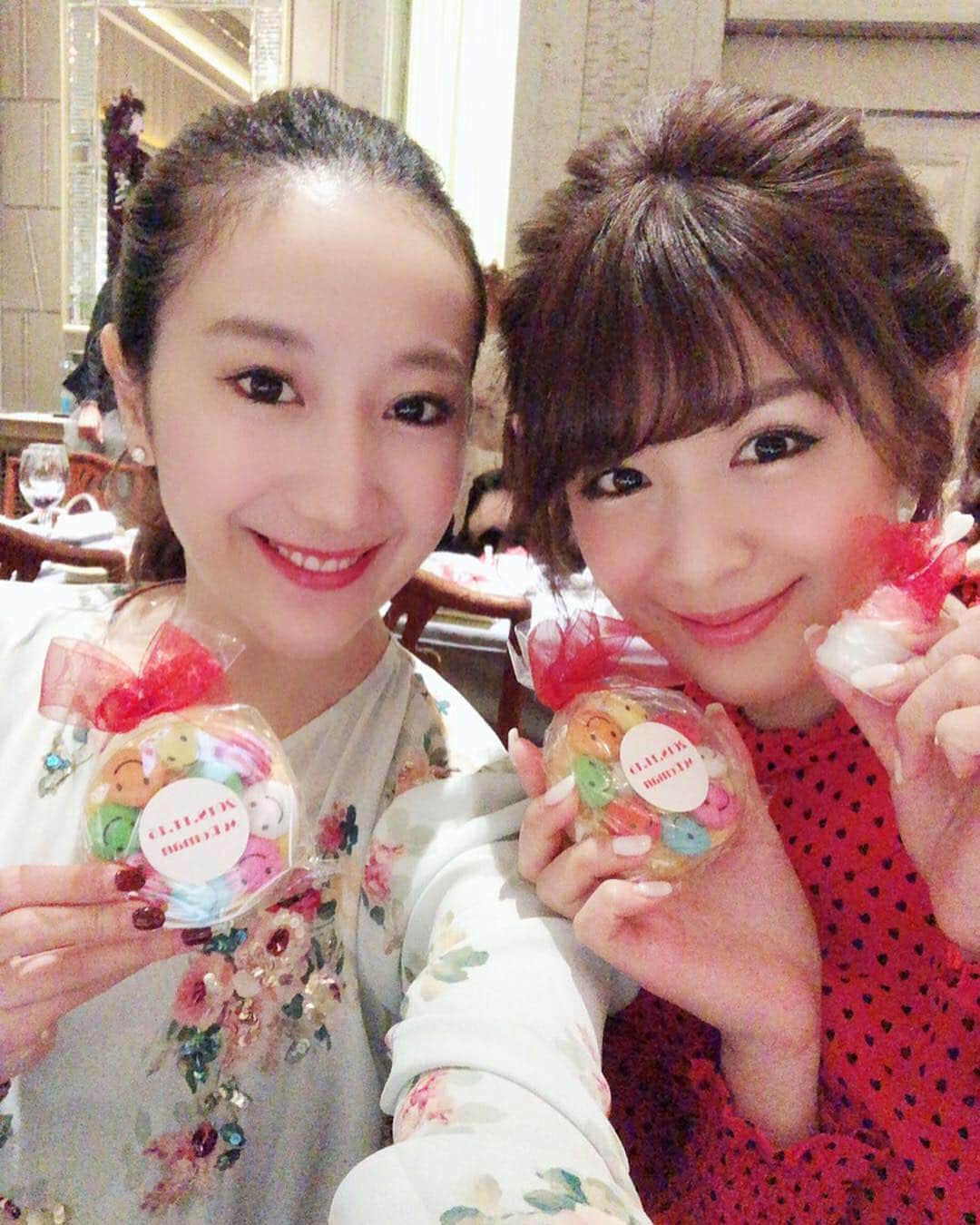 金山睦さんのインスタグラム写真 - (金山睦Instagram)「昨日は、麻布十番にあるインポートセレクトショップ @mroman_azabu のボジョレーヌーボー解禁パーティー にご招待していただきました🍷🍾🎉 @hanairumi は、小さい頃からここのお店に行ってるから、前でスピーチしてました👏さすが、私のるーちゃんお上手でした🥰←笑 私は鼻が高かったです👃  自分の世界観を大切にした素敵なセンスの方々が沢山お呼ばれしていて、自分にとって色んな意味でいい刺激になりました☺️✨ #mroman #エムロマン #インポートセレクト #beaujolais #beaujolaisnouveau #wine #ボジョレーヌーボー #ボジョレーヌーボー解禁 #party #パーティー」11月16日 18時15分 - kanayama_chika