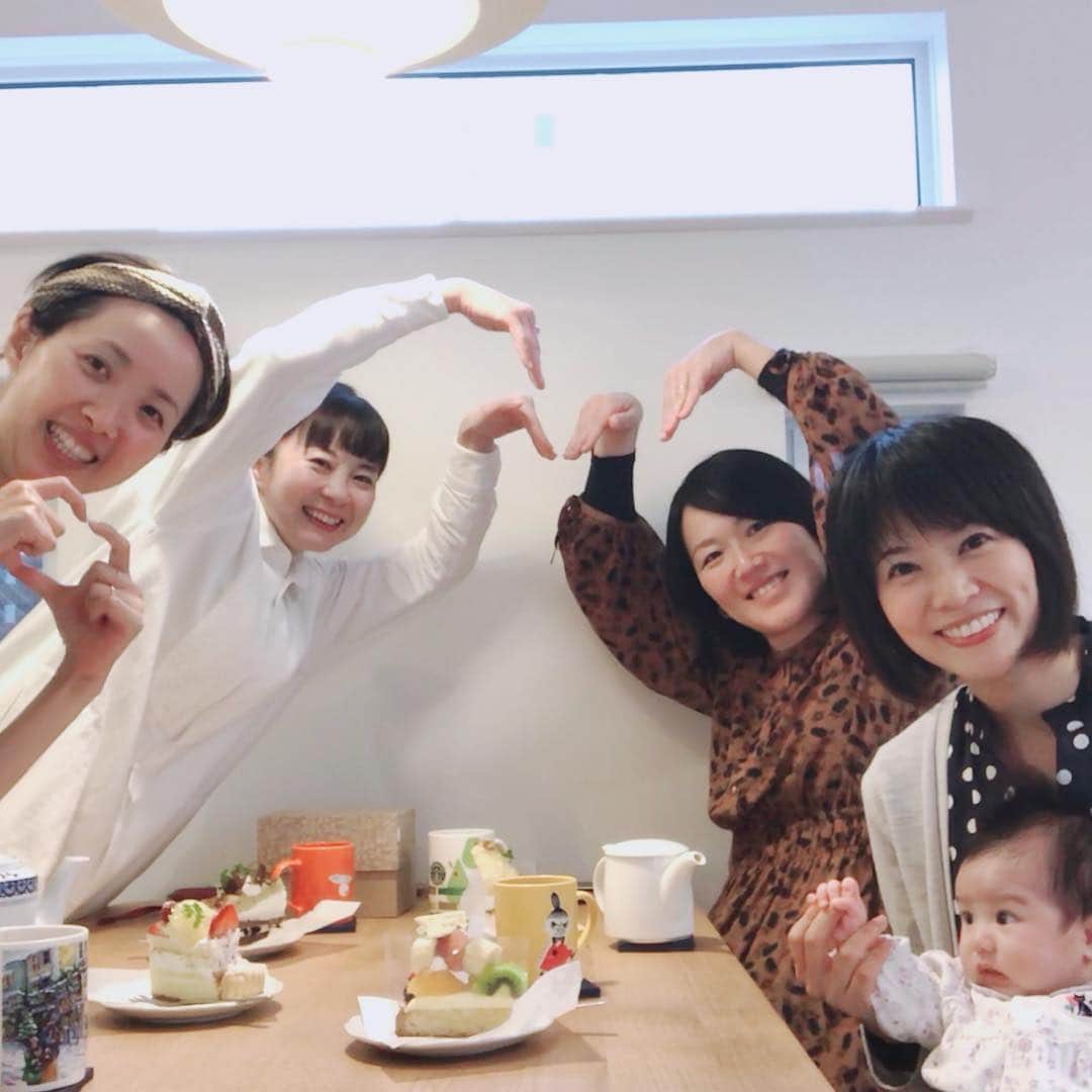 村井美樹さんのインスタグラム写真 - (村井美樹Instagram)「また一つ歳を重ねました。 . 初めて母となって迎える誕生日は、何だか特別な感慨がありますね。 . 今この世に存在できていること、それが続いていくこと‥ただただ有り難く、感謝の気持ちでいっぱいです。 . 今日は大学時代の友達が家に遊びに来てくれて出産祝いと誕生日祝いをしてくれました☺️ . 彼女たちとの付き合いも、もう20年！！びっくり！ . それぞれ環境も変わって、話す内容もどんどん変化しているのだけど、絆は変わってないというか、やっぱり会うととても安心する大好きな仲間です。 . ラスト30代、悔いのないように精一杯駆け抜けます！ . #誕生日 #サンキュー #ラスト30代」11月16日 18時15分 - miki_murai_