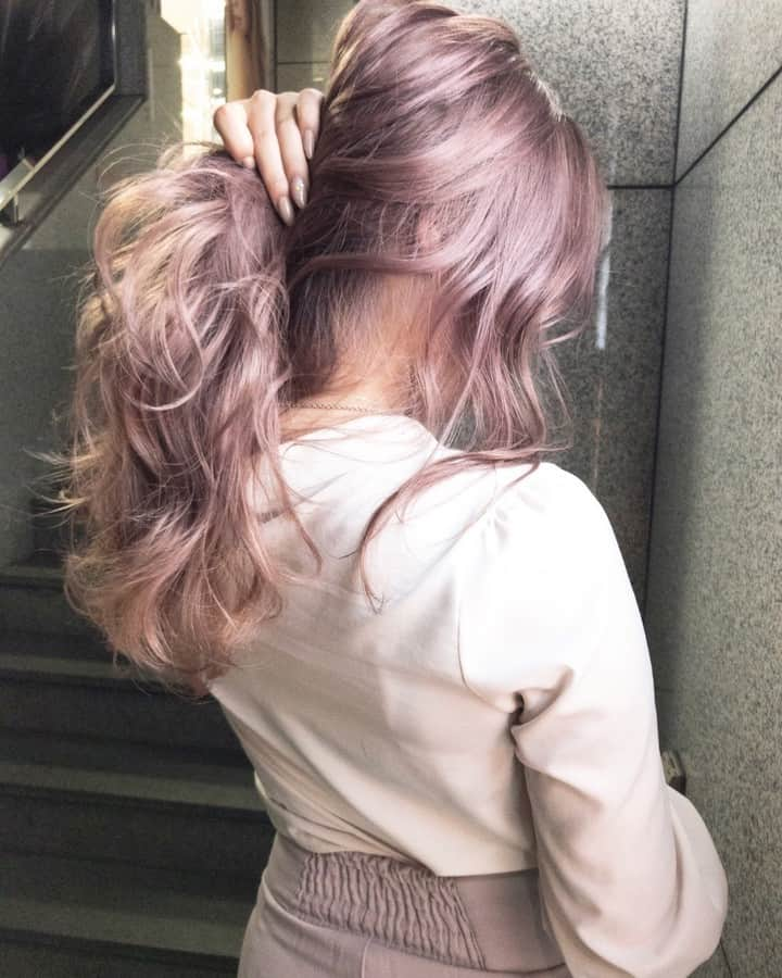 マテリア公式アカウントのインスタグラム：「* 【MATERIA × 3 Salons Create】 high pink color ・ パールで艶感と色みコントロール ピンク系で遊びを効かせて ・ ・ 🍁🍁🍁🍁___________________ 様々なカラーデザインのレシピを @materia_lebel HPにて絶賛ご紹介中📽✨ プロフィールにURL貼り付けてます💨 ___________________🍁🍁🍁🍁 ・ ・ by LA King @king630910 @king140710 * * #マテリア #materia  #ヘアカラー #haircolor  #balayage #バレイヤージュ  #balayagehighlights  #ombrecolor #オンブレカラー  #外国人風カラー #外国人スタイル  #highlightcolor #ハイライトカラー  #hightone #ハイトーンカラー  #サロンカラー #saloncolor  #デザインカラー #color #hair  #美容師さんと繋がりたい  #美容学生と繋がりたい  #美容 #beauty #美容師  #ルベル #lebel  #タカラベルモント  #takarabelmont  #LAKing」