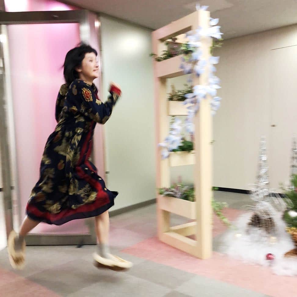 千秋さんのインスタグラム写真 - (千秋Instagram)「ワンピース👗 自分に筋肉みたいなものが見えて嬉しくて。 #ジェーンマープル  #ミネトンカ #ノンストップ ※実際には走っていません ※廊下は走ってはいけません #走るシリーズ💨」11月16日 18時39分 - chiaki77777