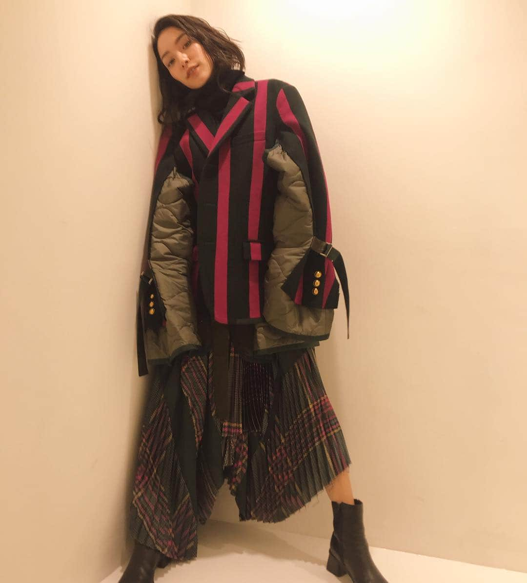 吉田沙世さんのインスタグラム写真 - (吉田沙世Instagram)「UGG × sacai 👢がコラボレーションした ブーツがローンチされます☺︎ UGGのクラシックなブーツに ストライプのニットがついた 暖かさとお洒落を兼ね備えた一足✨ ・ 秋冬の新作コレクションも 素敵でした🌹 @uggjapan @sacaiofficial #uggxsacai #uggjapan」11月16日 19時15分 - sayobaby