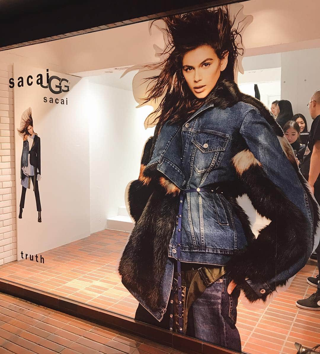 吉田沙世さんのインスタグラム写真 - (吉田沙世Instagram)「UGG × sacai 👢がコラボレーションした ブーツがローンチされます☺︎ UGGのクラシックなブーツに ストライプのニットがついた 暖かさとお洒落を兼ね備えた一足✨ ・ 秋冬の新作コレクションも 素敵でした🌹 @uggjapan @sacaiofficial #uggxsacai #uggjapan」11月16日 19時15分 - sayobaby