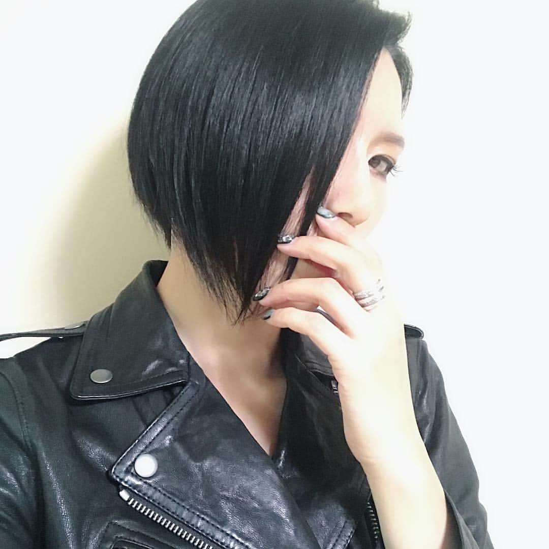 鷹村アオイのインスタグラム：「. 髪の毛をバッサリ切りました。 . シャンプーが楽🤩✨ . #イメージチェンジ #ショートヘア #バッサリカット #ショートヘア #ショートヘア女子 #ショートヘアー女子 #nana風 #コンチネンタルヘア #長岡市美容室」