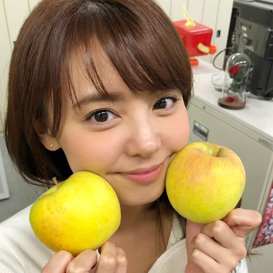 フジテレビアナウンサーのインスタグラム：「＊ はぁ〜可愛い😍 まるで🍎りんごプリンセス👸✨ swipe⌒👆 ともちゃんもニッコリ☺️するくらい、この時期になるとアナウンス室にたくさんのりんごが届きます🍎🍏 いい香り😋 みんなでいただきまーす。 実はこれ…  swipe⌒👆 木村くんのご実家から届いたもの🍎🍏🍎 今年もありがとうございました😄⤵︎ ＊  #宮澤智 #木村拓也 #戸部洋子 #倉田大誠 #フジテレビアナウンサー  #うめづ日記」