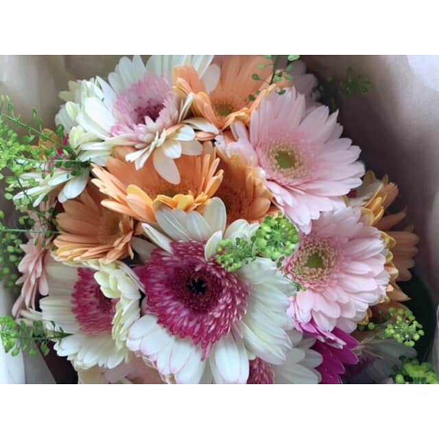 南明奈さんのインスタグラム写真 - (南明奈Instagram)「両親の結婚記念日に、年数の本数の花束を💐  #プレゼント」11月16日 19時35分 - akinaminami