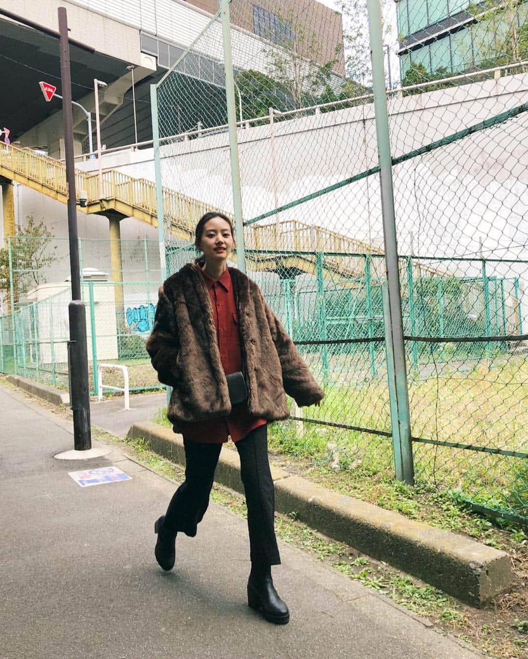 Shiho Sasakiのインスタグラム：「今日の私服🎅 赤にファーを合わせるとなんだかクリスマスぽくなった🎄笑 ◾︎FAUX FUR JACKET 今季のファーコートは女性らしいシルエットで、身体が大きく見えないのでとても嬉しい❣️ 店頭でも発売中だよ💁‍♀️ #MOUSSY#MOUSSYSNAP」