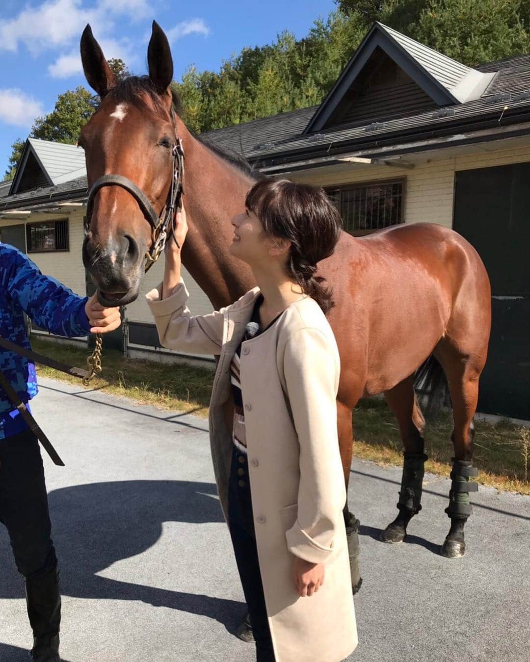 高見侑里さんのインスタグラム写真 - (高見侑里Instagram)「◡̈♥︎ 先日、BS11のロケで#ノーザンファーム天栄 へ！ たくさんの活躍馬に会わせていただきました🏇一緒に写っている馬は、ずっと応援しているあの馬です♡ 詳しくは明日の放送をご覧ください✧」11月16日 19時47分 - yuri_takami_official