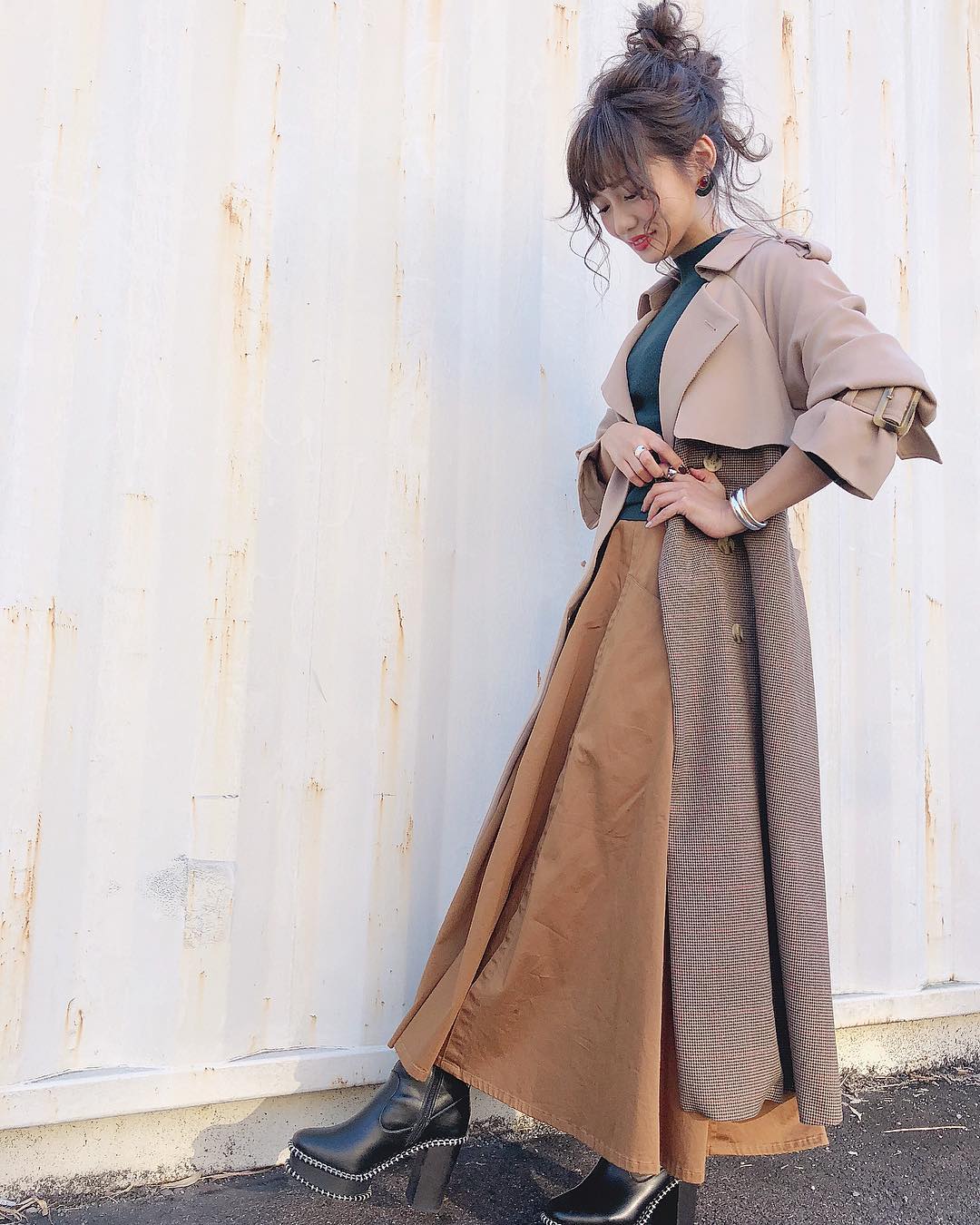 伊藤実祐さんのインスタグラム写真 - (伊藤実祐Instagram)「. . . . 👗#みゆ服 詳細 〜 😊♡♬💕♪ . . coat: @lagunamoon_com  tops : @fray_id ( 詳しくは過去記事参照 ) skirt : @moussyofficial ( 去年のもの ) . ring & bangle : @etretokyo . . たくさん質問頂いたこのコート♥︎♥︎♥︎ . チェック、バイカラー、バックプリーツ ロング丈、とトレンドを詰め込んだトレンチ💓 . . 発売前から気になってて、店舗行って秒で買った！w 形も素材( シワなりにくい )も完璧すぎる🤦🏻‍♂️♥️ . . 今年はコートの袖をまくって、そこに ゴツめシルバーけを着けるのがトレンドかね🙆🏻‍♂️ . ちなみこの、シルバーアクセ達も 発売をまだかまだかと待っていて お店にも二回は電話したな。🤯💓 . 超可愛い... 探し求めてた感じ🤤🤤🤤 . . . #ootd #outft #今日のコーデ #lagnamoon #トレンチコート #etretokyo #シルバーアクセサリー #モデル #TOKYOcreatist #伊藤実祐 #いとうみゆ #みゆちゃい . . この日のヘアアレンジは、、 大輔さん @daisuke_5511 🐸🧡 . ロングコート ＋ ヘアアップ が最近すき💋 エレガントさを求める今日この頃🤔😌💭💕 .」11月16日 20時46分 - miyu.61