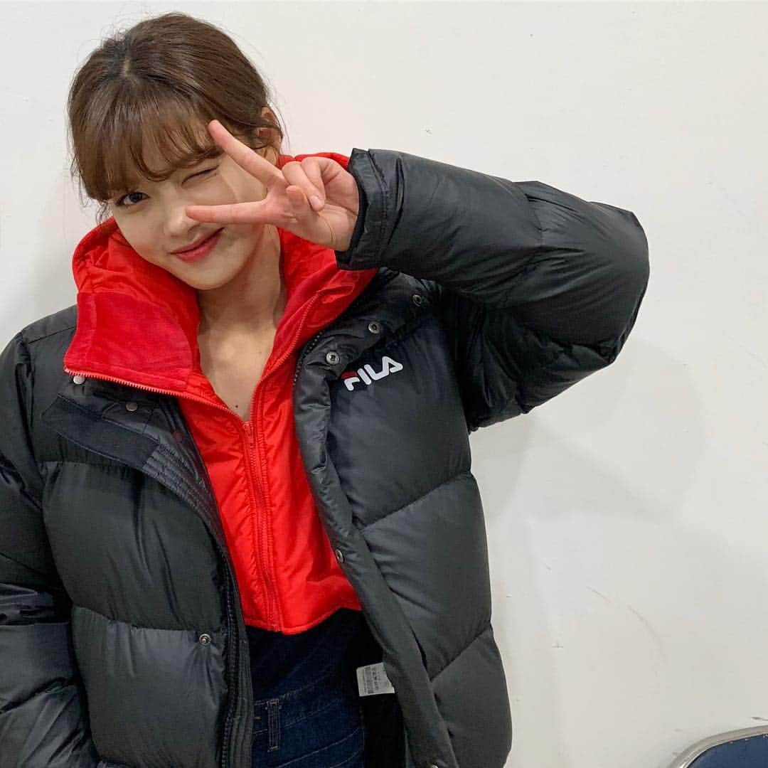 キム・ユジョンのインスタグラム：「#빨간모자 #비밀 #패딩모자 #휠라 #귀요미 #아이템 #김유정 #kimyoojung #휠라패딩모자」