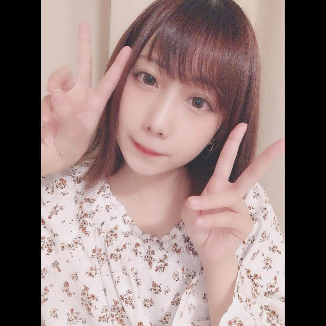 きりたんぽさんのインスタグラム写真 - (きりたんぽInstagram)「YouTube見てくれたかな？ あのカラコン使って いつものメイクしてみました☺️ この時に使ったカラコンは ロート製薬のエマーブルの 新商品「チュールマーブル」😌 ナチュラルな茶系で 瞳に透け感が出る🤭 普段ナチュラルメイクが多い子とか カラコンが初めての子に オススメかも😌 チュールつながりで チュールフラワーを 持ってみたよ🌹  #エマーブル #チュールマーブル #ほわっと透け感eye #カラコン #透け感 #ロート製薬 #PR」11月16日 21時00分 - kiritampopopo