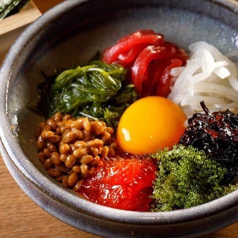 東京カレンダーさんのインスタグラム写真 - (東京カレンダーInstagram)「『蕎麦前 山都』の名物、「魚ばくだん」。多彩な具材をキムチの辛さがピリッと引き締め、ごま油の香りただよう韓国海苔でいただく逸品。 奥行きのある旨みと楽しい食感が絶妙のおつまみだ。#東京カレンダー #東カレ #tokyocalendar #六本木 #蕎麦前山都 #魚ばくだん」11月16日 21時02分 - tokyocalendar
