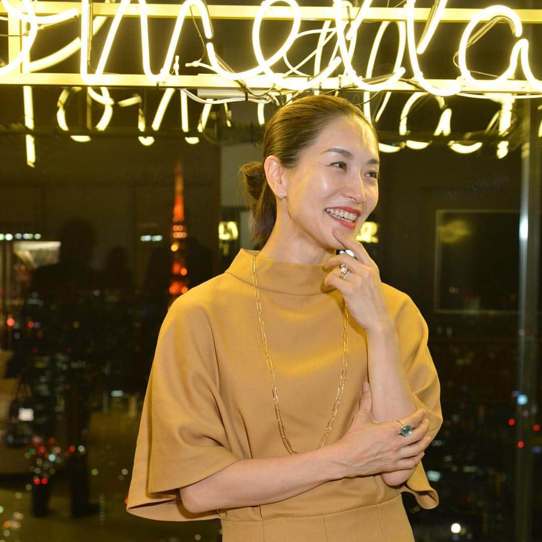 亀恭子のインスタグラム：「@pomellato exhibition  at Andaz Tokyo. . . . ポメラートの展示会にお邪魔したら、ジュエリーを試着して写真を撮って頂くコーナーがあったので ちゃっかり。 . . . ブランド50周年を迎えたポメラート。 Iconicaコレクションから、日本の美学よりインスピレーションを受けた 日本限定の新作（→5枚目）をはじめ、 惚れ惚れする美しいジュエリーたち。 . . . ドレスにはもちろん、ですが サラッとジャケット&Tシャツ＋デニムに ファインジュエリーを身につけて出かける。 . そんな〝粋〟なおばあちゃんになるのが、将来の目標。 . . #pomellato #finejewelry #elegant #cool #beautiful #束の間の夢見させて頂きました #おでこ血管出やすい」