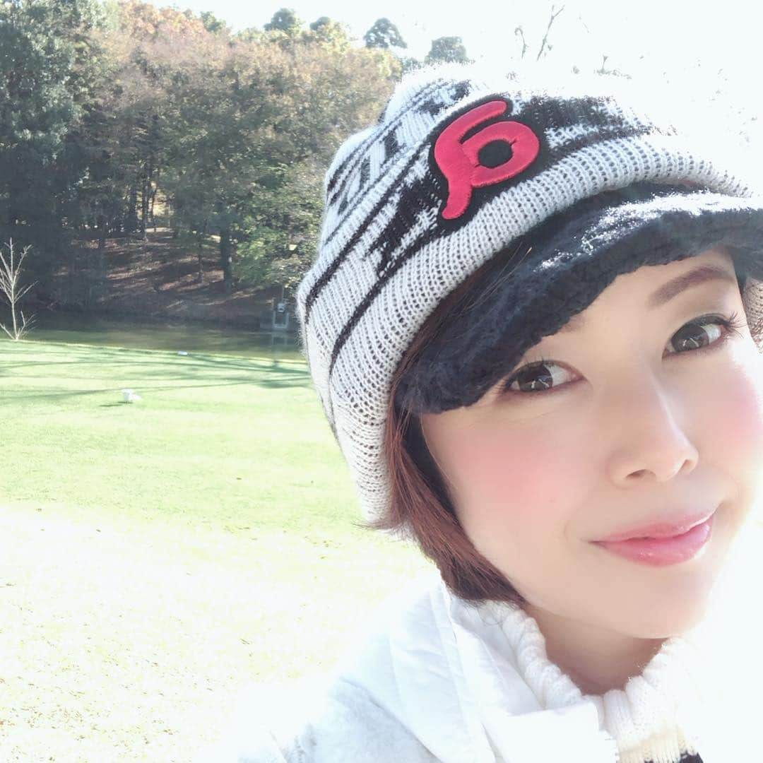 のインスタグラム：「朝が激寒すぎて、9度⛳️ ところが日中は18度まで上がって、半袖の人もいました☀️ この時期のコーデは難しい😅  #golfstagram #golfstyle #golfgirl #golfwear #archivio #ゴルフコーデ #golfday #ゴルフ女子 #ゴルフ女子コーデ #秋コーデ #朝晩寒い #風邪引かないでくださいね」