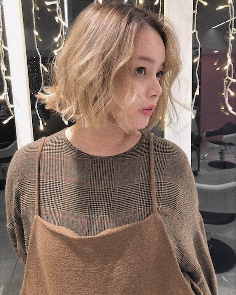 岸本セシルのインスタグラム：「new hairstyle😘  じゃじゃん💛笑  約三年ぶり？の ハイトーンbob👩🏼✨ もちろん @nasup  ちゃんに💕 根元残しだけど、 伸びてきても気にならない 良い感じにしてもらったー☺️ めっちゃ気に入ってるし、 旦那🐻が久しぶりの 金髪ボブに喜んでくれてて 嬉しい😆✨笑  三年前は前髪ありだったけど 今回はワンレンで😌  ハイトーンだったら カジュアルな服でも それなりにみえる👍笑  どうですか？😘 しばらく楽しみたいと 思います😚‼︎ #newルーhairstyle #外国人ですか？ #と自分に突っ込みたくなる #お気に入り #ルー髪 #妊婦 #shimaharajukuleap  #なすちゃん神 #いつもありがとう #可愛いアシスタントちゃん達もありがとう 💕」