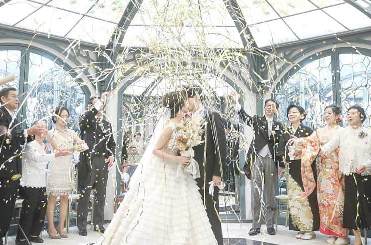 プレ花嫁の結婚式準備アプリ♡ -ウェディングニュースさんのインスタグラム写真 - (プレ花嫁の結婚式準備アプリ♡ -ウェディングニュースInstagram)「@weddingnews_editor  まるで映画のワンシーンみたい😍💕キラキラした祝福の雨✨スパイダーシャワー ✨ * * こちらのお写真は #卒花嫁 @mrs_andxx さんからリグラムさせて頂きました🌟 * #ウェディングニュース のタグにお写真を投稿してくださり、ありがとうございました😊✨ * * ＝＝＝＝＝＝＝＝＝＝＝＝ WNアプリで『マイレポ』を作りませんか👰❣️？ * あなたの #結婚式レポ を、多くのプレ花嫁が待っています💕WNのインスタや記事で紹介されるチャンスも💕 * マイレポを作るメリット＆実例は @weddingnews_brides の🔗をチェック✨ ＝＝＝＝＝＝＝＝＝＝＝＝ * * * あたり一面がキラキラに✨まるで映画のワンシーンのような #ウェディングフォト 😍✨ * #フラワーシャワー の代わりの #結婚式演出 で #挙式 の最後に牧師さんの合図でゴールドのテープと #コンフェッティ をゲストの皆さんに投げてもらうスパイダーシャワー💕 * まるで祝福の雨を浴びているような、そんな #ロマンチック な雰囲気がとても素敵ですよね☺️💕 * ゲストからも見たことないし泣けた❣️ととても好評だったそうですよ💓 * * ぜひ参考にしてみてくださいね✨ * * * ＼📷投稿お待ちしています／ * 花嫁はもちろん、業者さんも大歓迎✨ アナタのお写真をご紹介してもOKという方は、ぜひ #ウェディングニュース にお写真を投稿してください💕 * * ⬇︎関連アカウント⬇︎ * 🕊公式アカウント 【 @weddingnews_editor 】 👰マイレポ花嫁 【 @weddingnews_brides 】 💒予約 【 @weddingnews_concierge 】 💋WNブライズレポーター 【 @weddingnews_bridesreporter 】 🎉イベント 【 @weddingnews_event 】 * * その他、編集部からの連絡専用 @weddingnews_contact や、スタッフ個人の連絡用として @WN_xxxx（xxxは個人名）があります💕 * * ………………………………………… ❤️WeddingNewsとは？ * * 花嫁のリアルな”声”から生まれた 花嫁支持率No1✨スマホアプリです📱💕 * * 🌸知りたい… #結婚式準備 に役立つ記事を毎日150件配信中♩ * 🌸見たい… インスタの #ウェディング 系投稿TOP100が毎日チェックできる＊IG画像の複数ワード検索も可♩ * 🌸叶えたい… #結婚式 関連の予約サイトが大集合♩ * 🌸伝えたい… 自分の結婚式レポ『マイレポ』が簡単に作れる♩先輩花嫁のレポが読める♩ * * @weddingnews_editor のURLからDLしてね✨ * * * * * * #プレ花嫁 #結婚  #花嫁  #ウエディング #ウェディングドレス #花嫁diy #weddingceremony  #ウェディングレポ #キラキラ #フォトウェディング #日本中のプレ花嫁さんと繋がりたい #2019春婚 #2019秋婚 #新郎新婦 #映画 #スパイダーシャワー」11月16日 21時17分 - weddingnews_editor